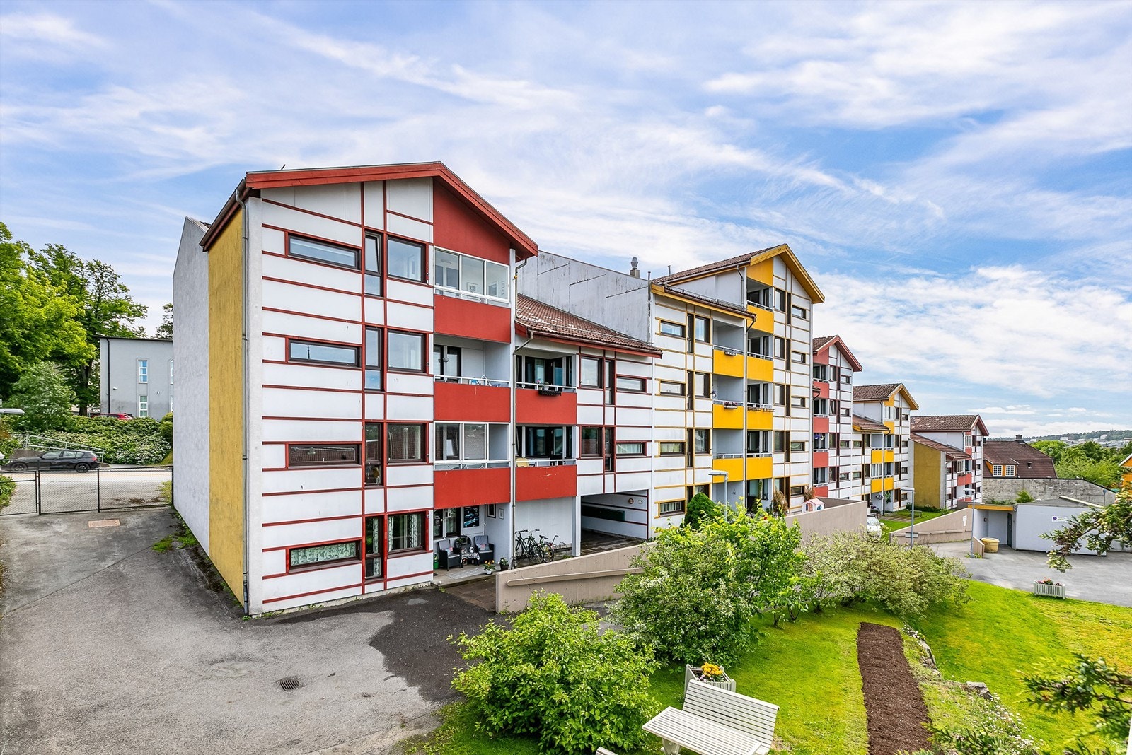 Sameiets store skjermede gårdsrom er parkmessig opparbeidet og til disposisjon for beboerne. Galleribilde