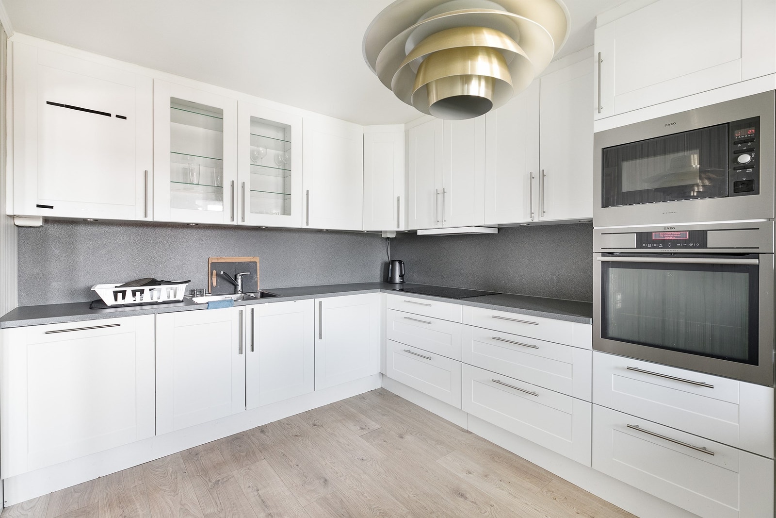 Kjøkkeninnredningen er velholdt. Alle hvitevarer er integrert og medfølger. Galleribilde