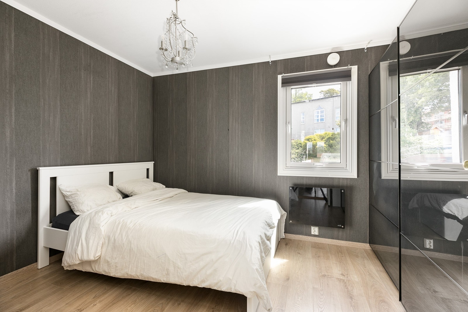 Leilighetens to soverom er av tilnærmet identisk størrelse på ca. 10 kvm. Galleribilde