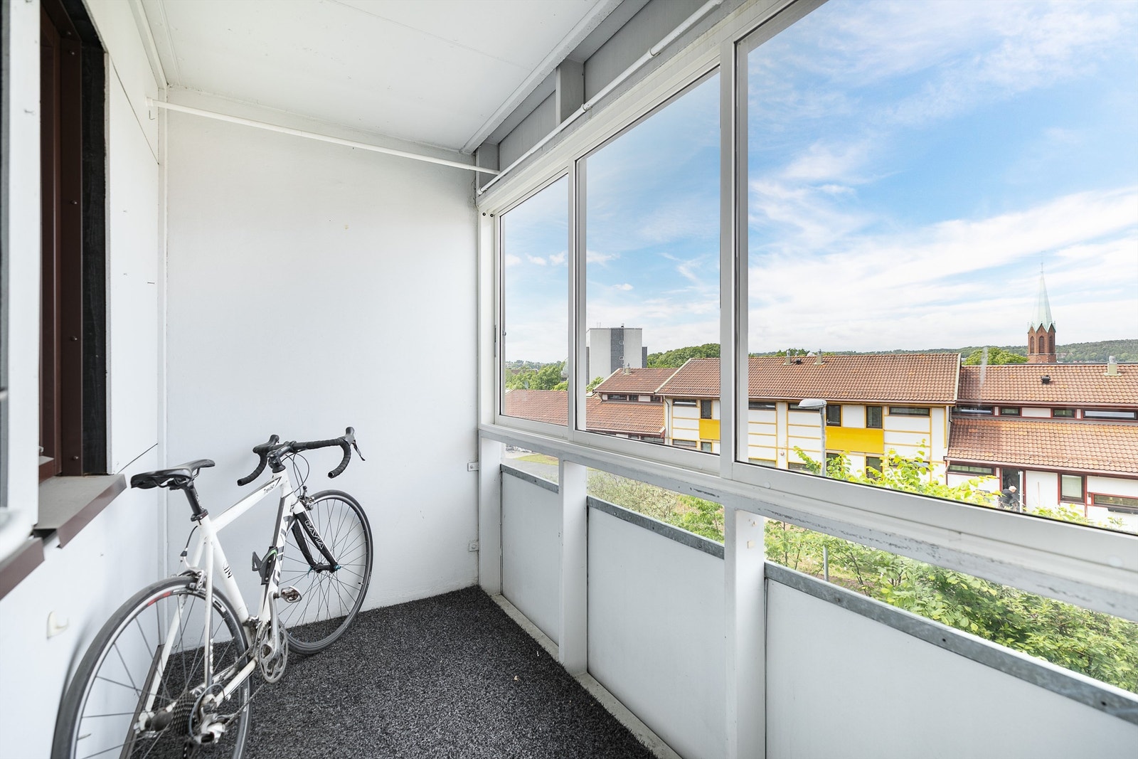 Leiligheten er gjennomgående i andre etasje, med innglasset veranda orientert i vestlig retning. Galleribilde