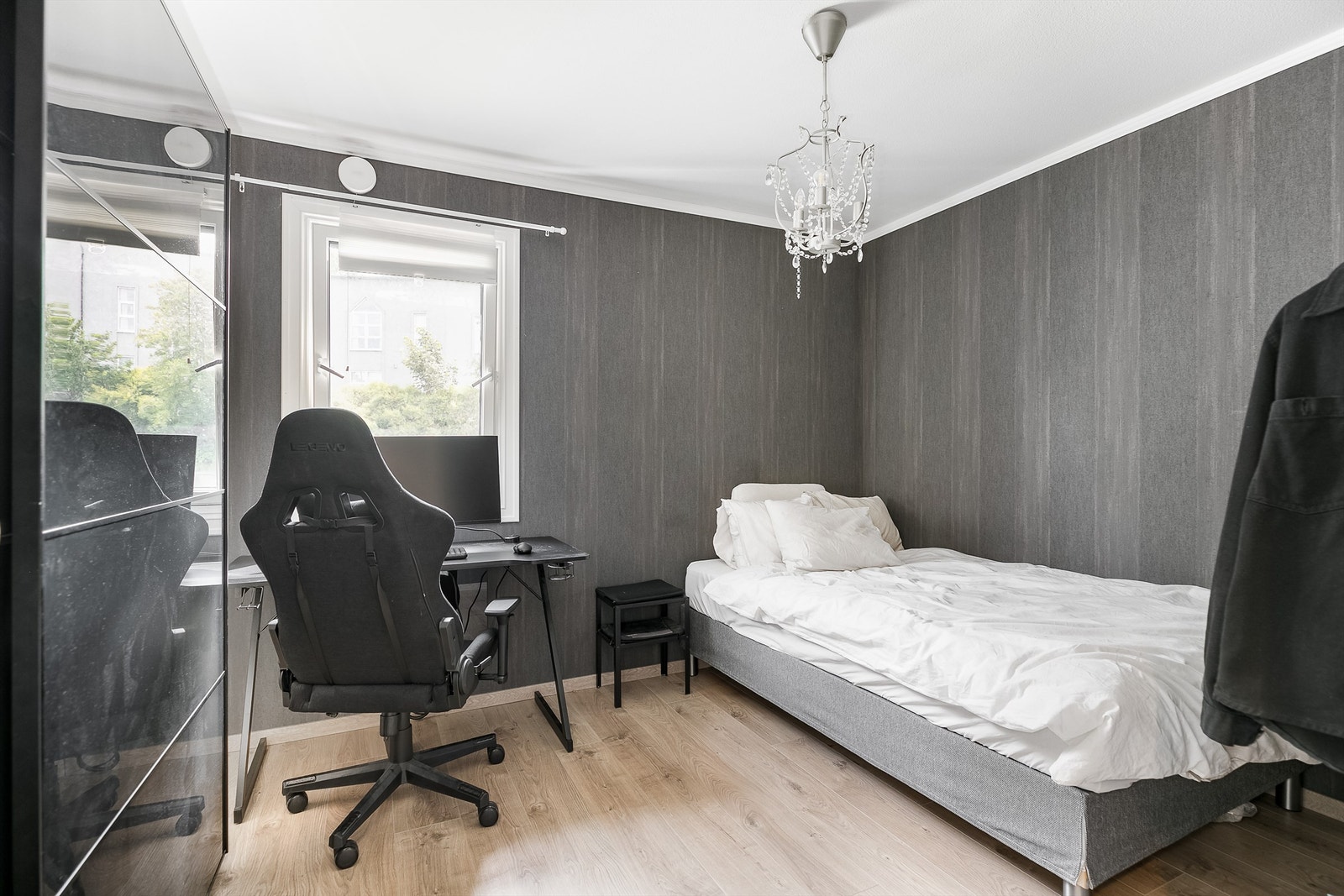 Begge soverom er innredet med skyvedørsgarderobe. Galleribilde