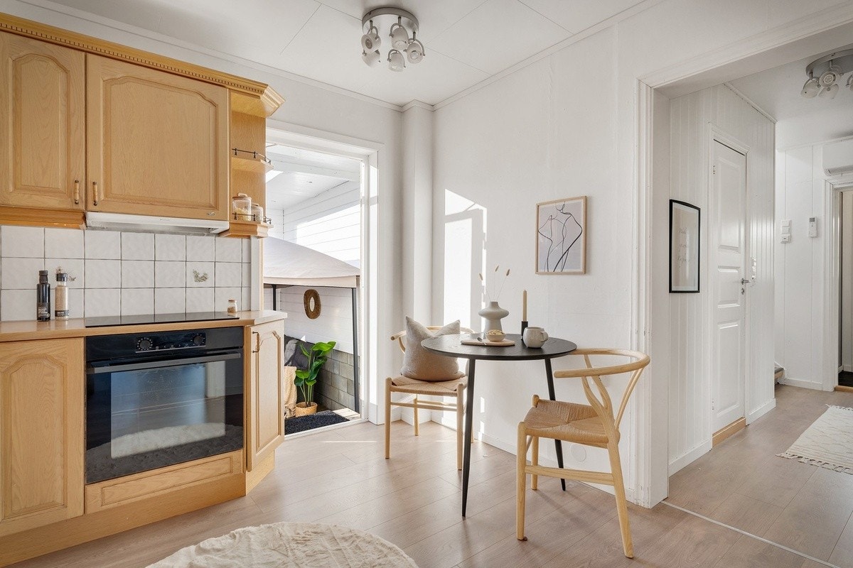 Kjøkkenet kommer ferdig innredet med spisebord Galleribilde