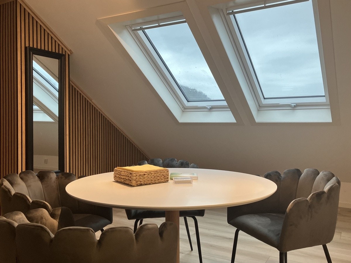 Ekstra plass på loftet, perfekt til å spille kort eller andre spill Galleribilde