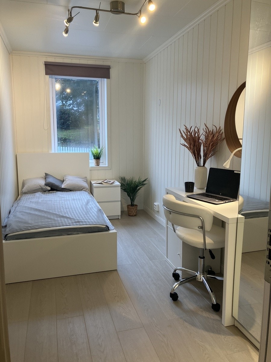 Rom 3 koster kr 6500,- og er 8,2 kvm. Alt inkludert; skrivepult, kontorstol, garderobe, seng og madrass. Alt du trenger er en overmadrass/ madrassbeskytter Galleribilde