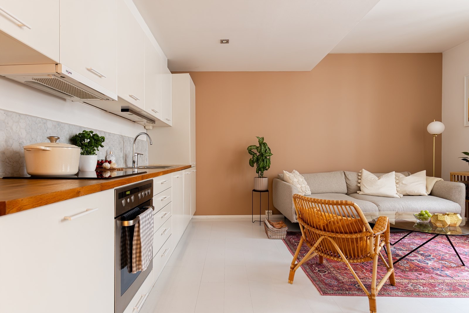 Benkeplaten er i heltre eik. Integrert i innredningen er platetopp, stekeovn, oppvaskmaskin og kjøl/frys. Galleribilde