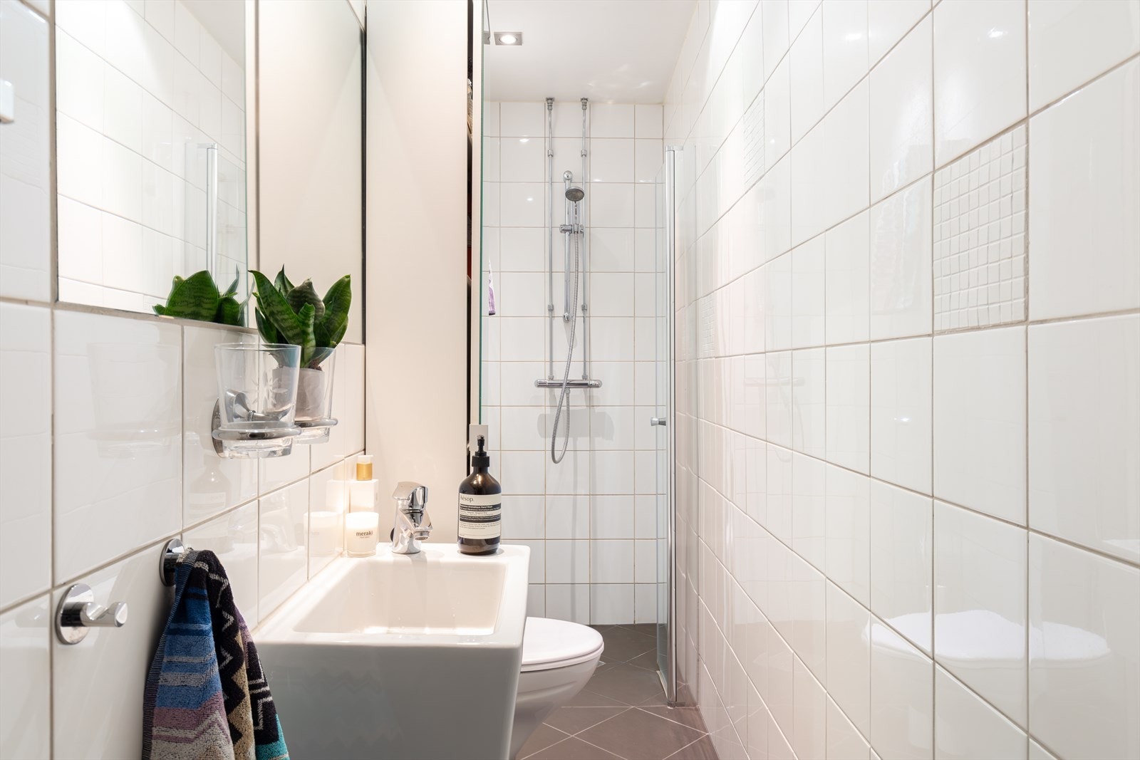 Baderom fra 2005, oppgradert i 2017. Dusjnisjen er innlemmet fra en tidligere bod i etterkant av reseksjonering og byggemeldinger. Galleribilde