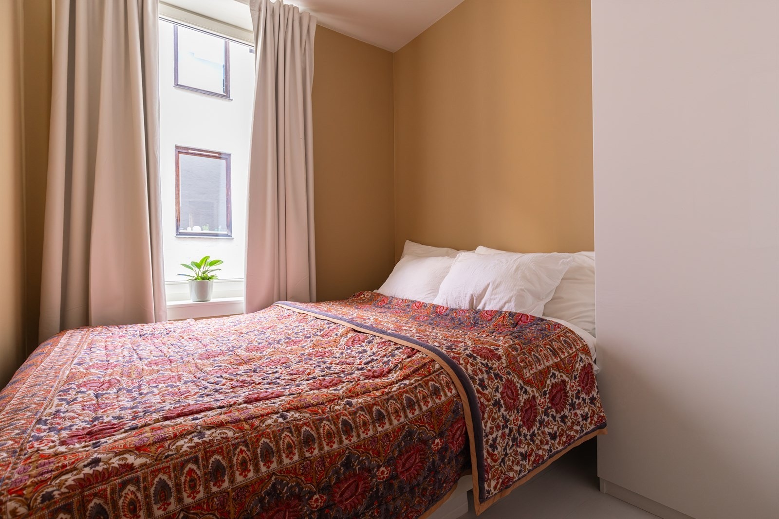 Plass til dobbelseng og garderobeskap Galleribilde