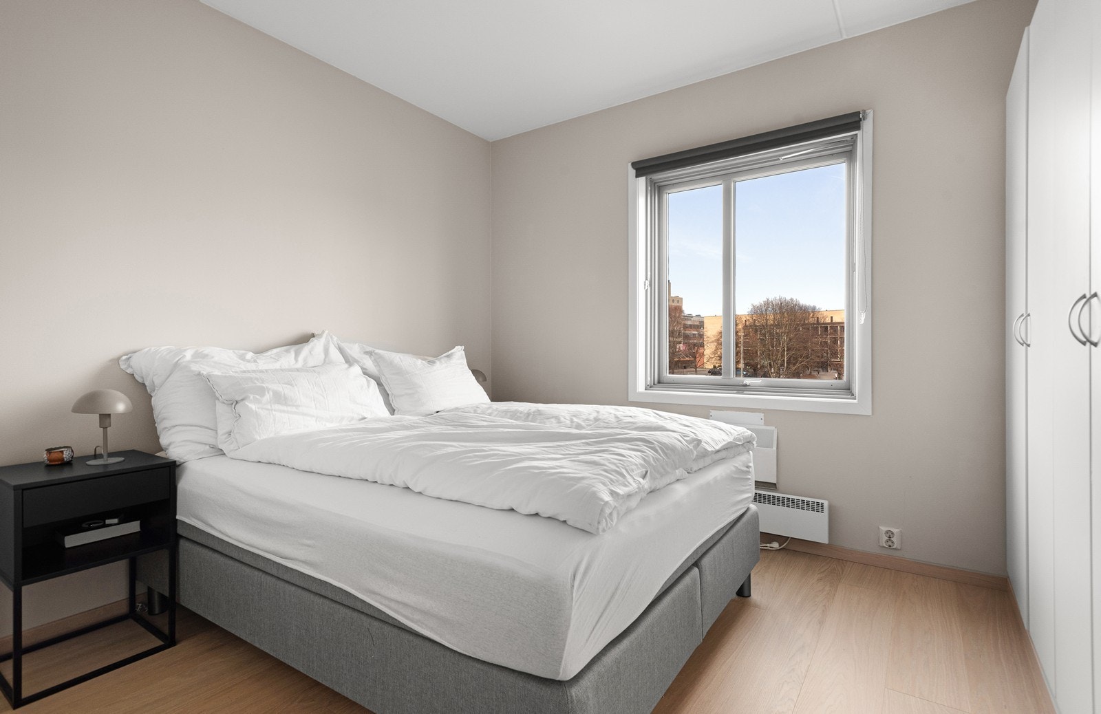 To romslige soverom, begge med garderobeskap og plass til dobbeltseng Galleribilde