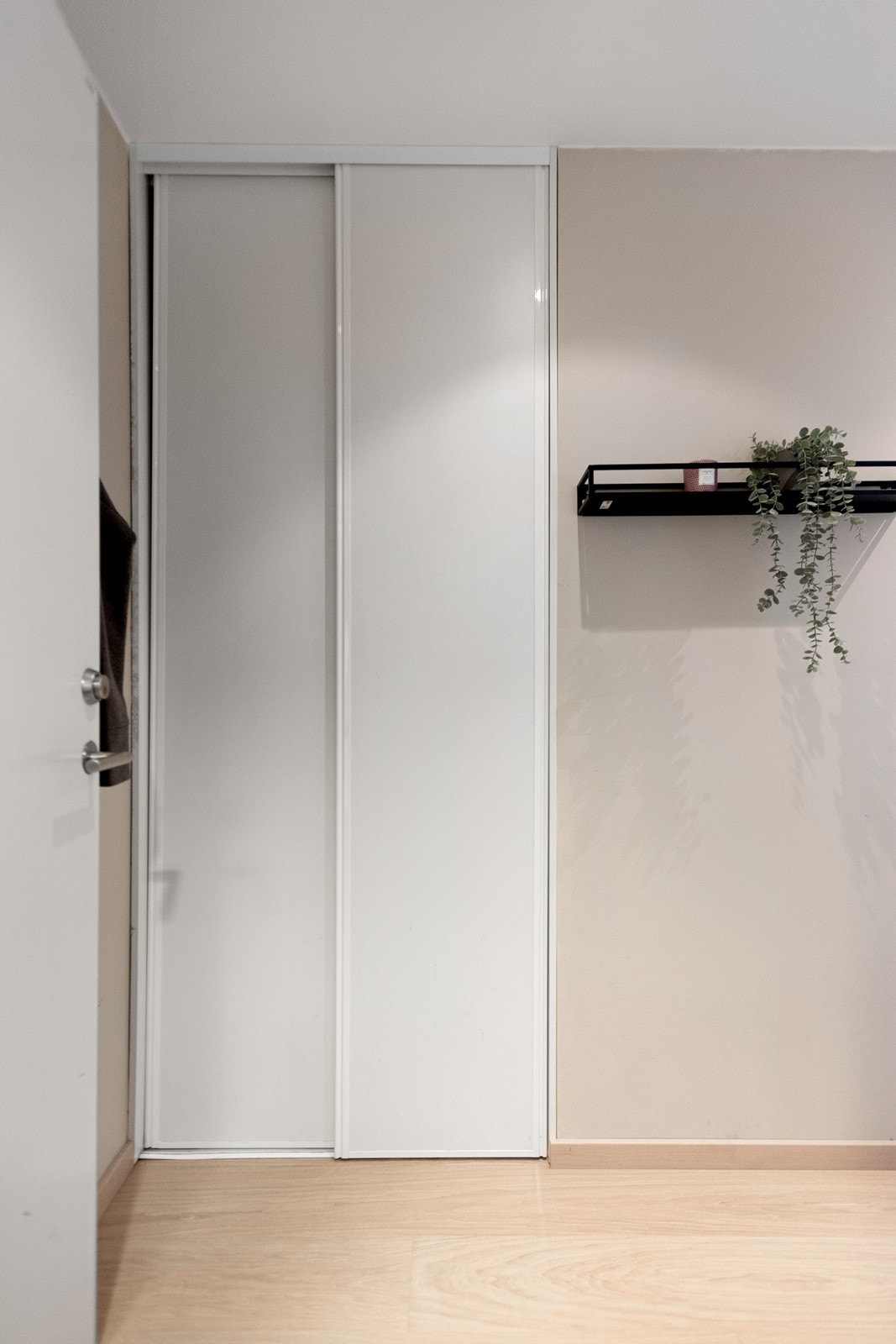 Entré med sømløs garderobe for yttertøy Galleribilde