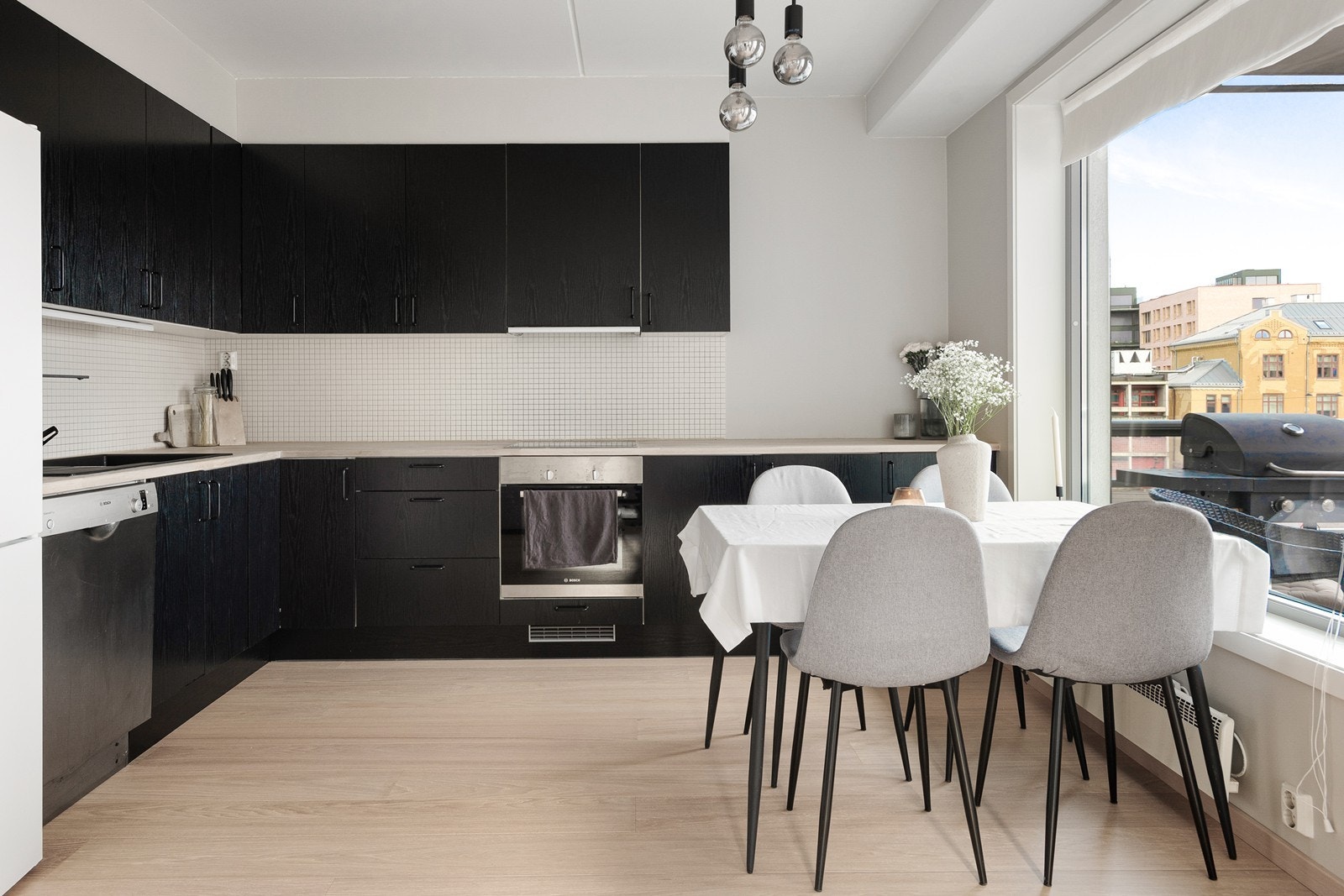 Pent kjøkken med mye skapplass Galleribilde