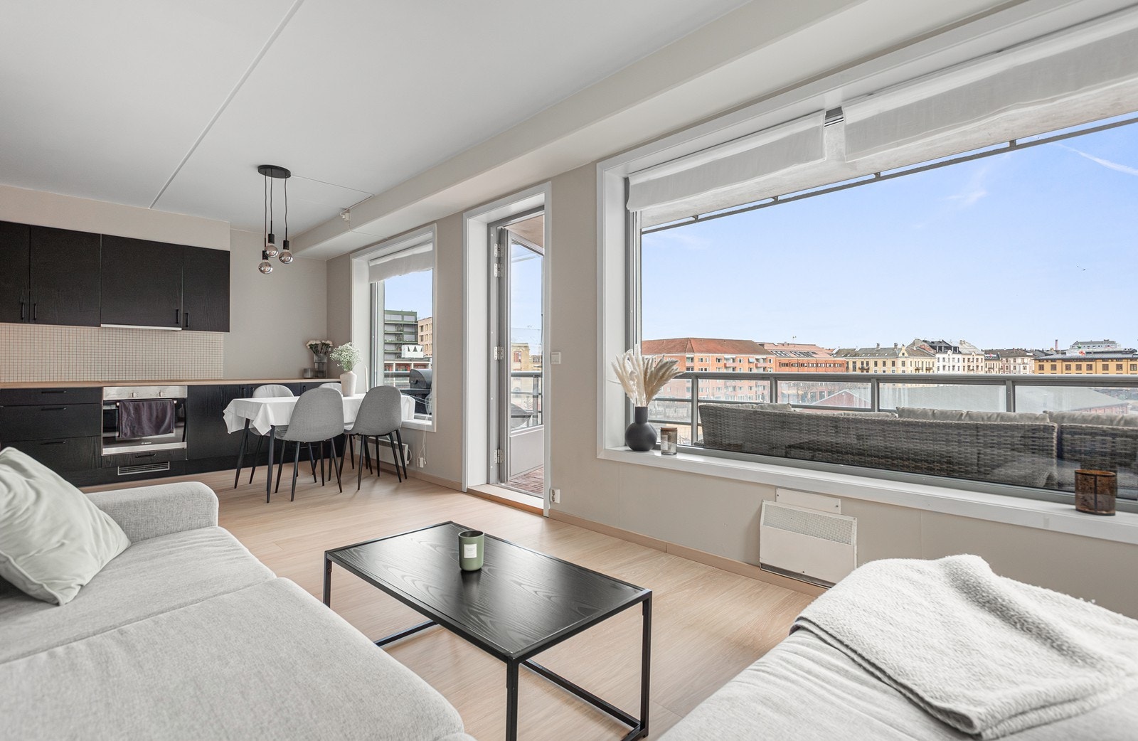 Her bor man høyt og fritt med store vindusflater som skaper en lys og luftig atmosfære Galleribilde