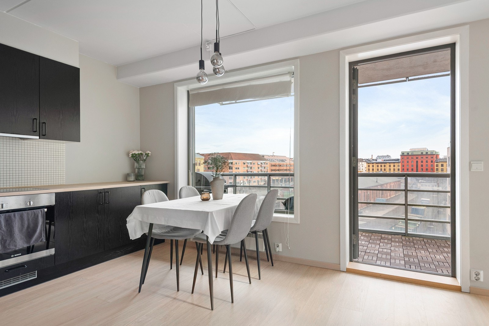 Kjøkken og spiseplass, en sosial og praktisk planløsning Galleribilde