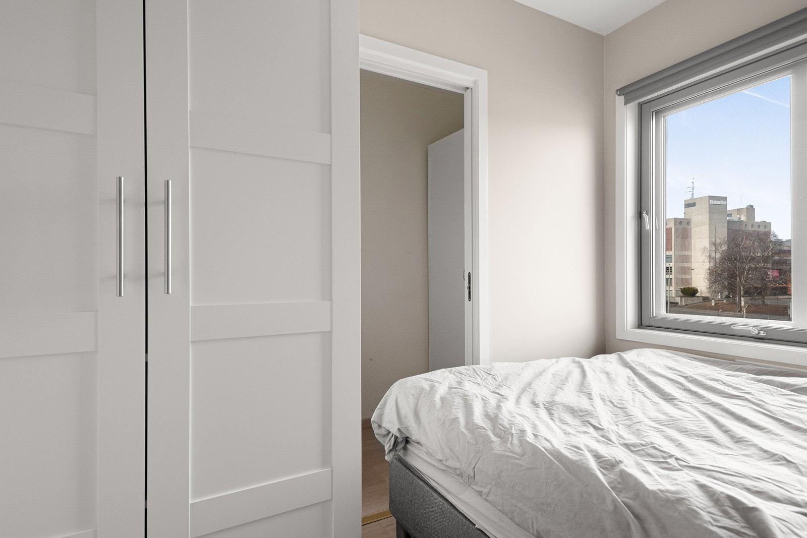 Soverom 2 har også et lite omkledningsrom Galleribilde