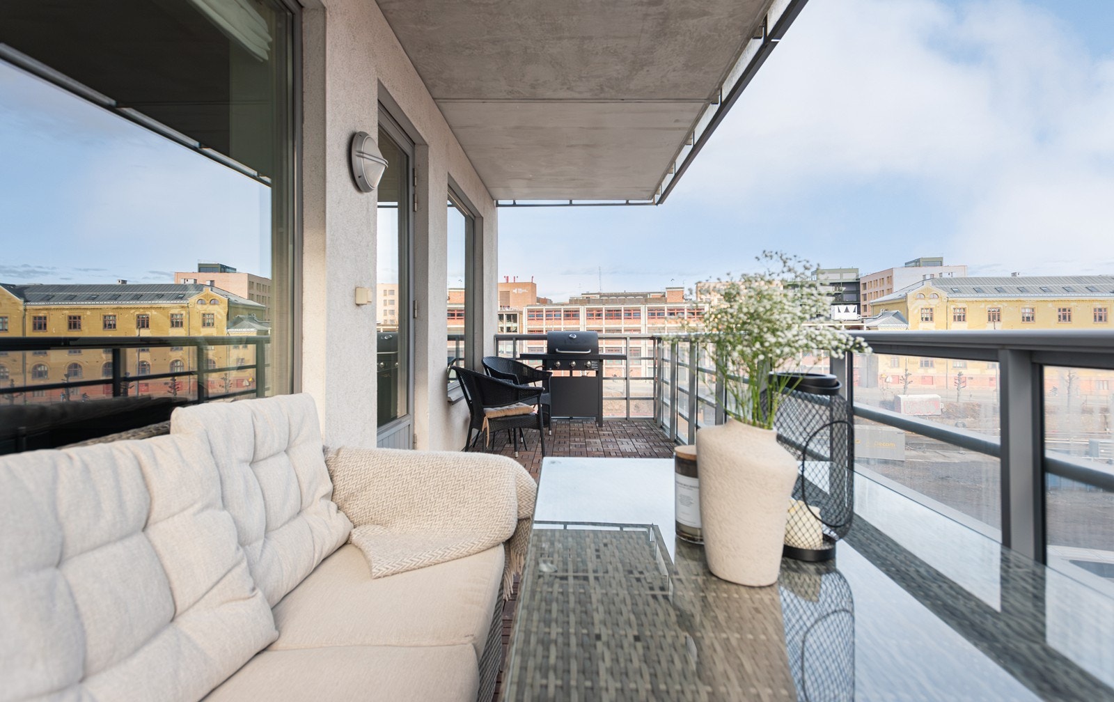 Stor og solrik balkong på hele 15kvm Galleribilde