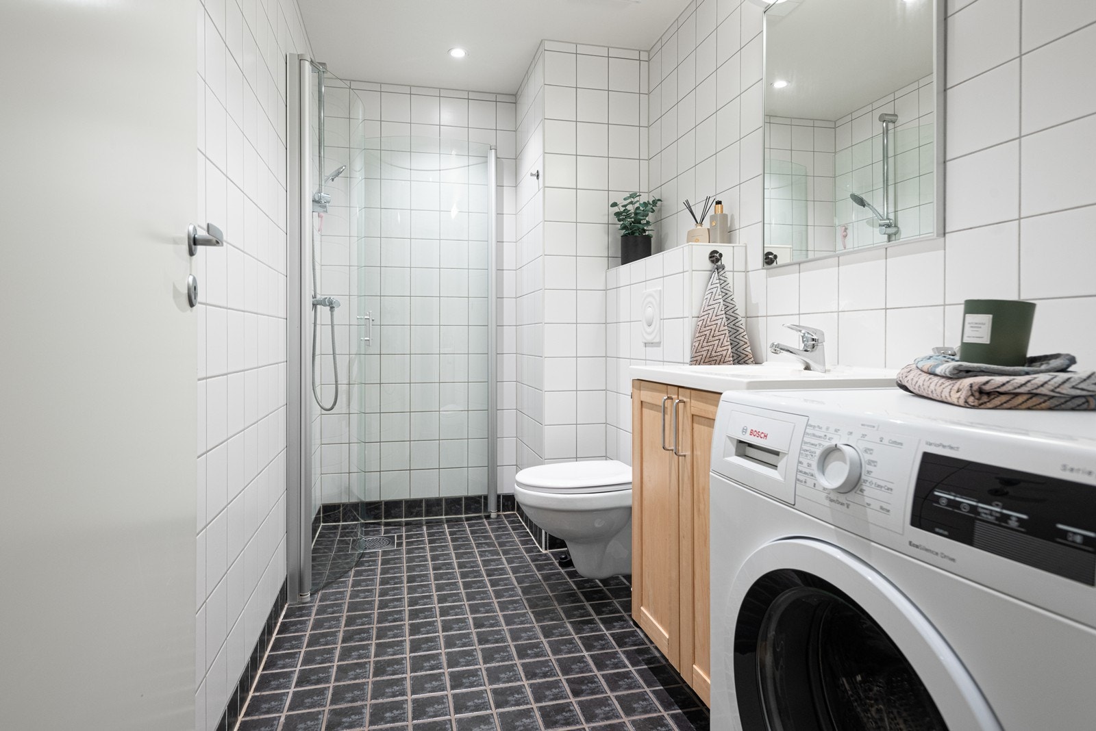 Romslig bad med opplegg for vaskemaskin Galleribilde