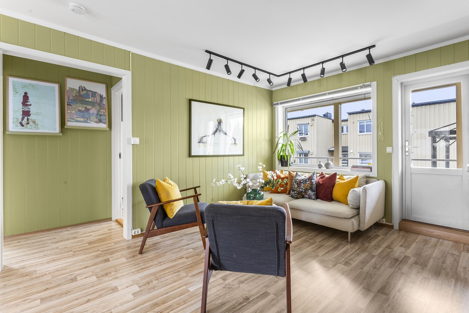 De mange vinduene gir rikelig med naturlig lys i rommet. Galleribilde