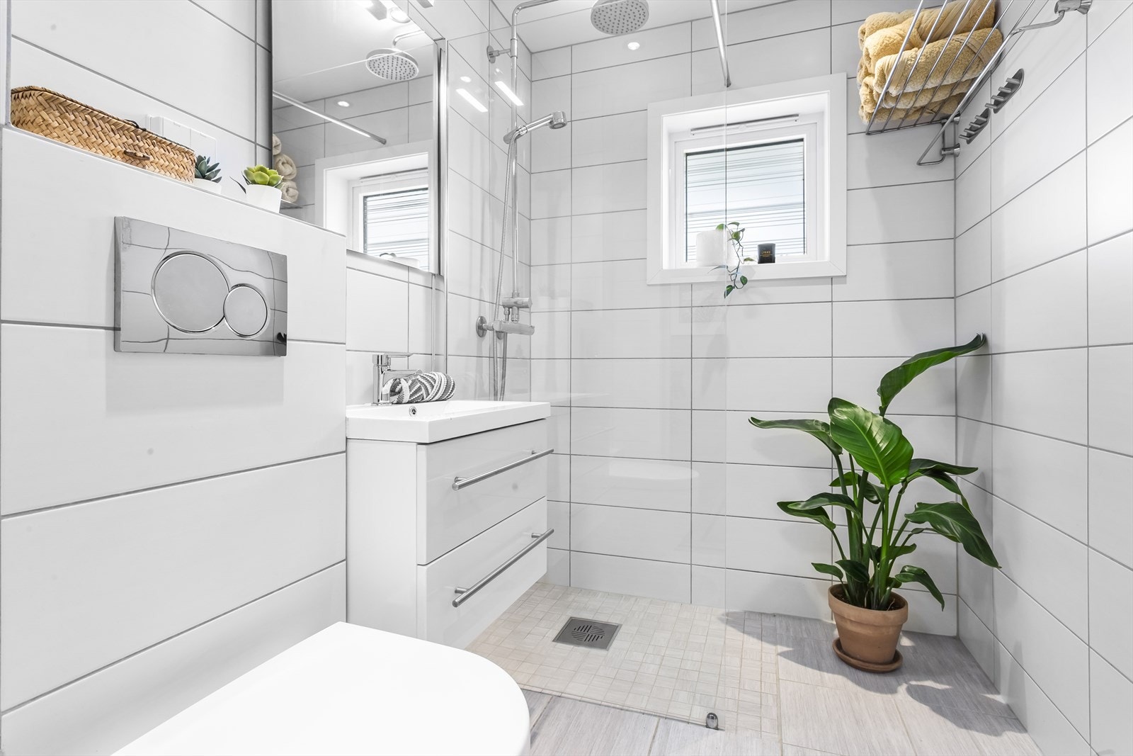 Badet ble oppgradert i 2013 og har flislagte overflater med behagelig varme i gulvet. Galleribilde