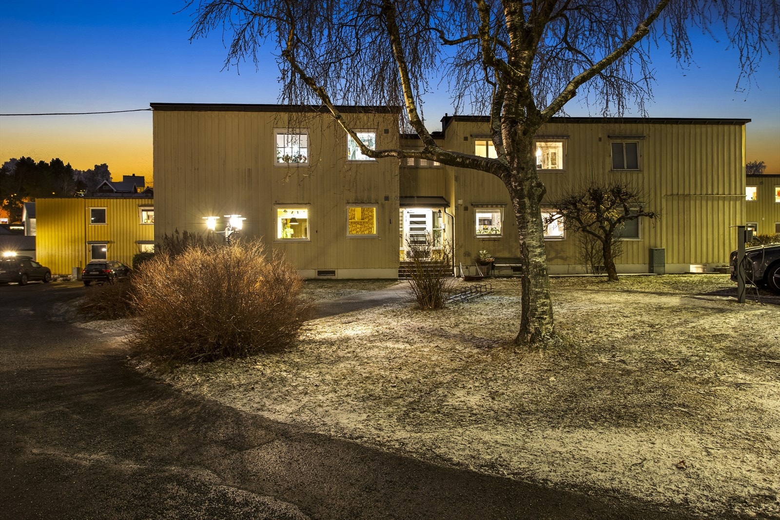 Du ønskes velkommen inn via felles, overbygget inngangsparti fra bakkeplan. Leiligheten ligger i 1. etasje med enkel adkomst. Galleribilde