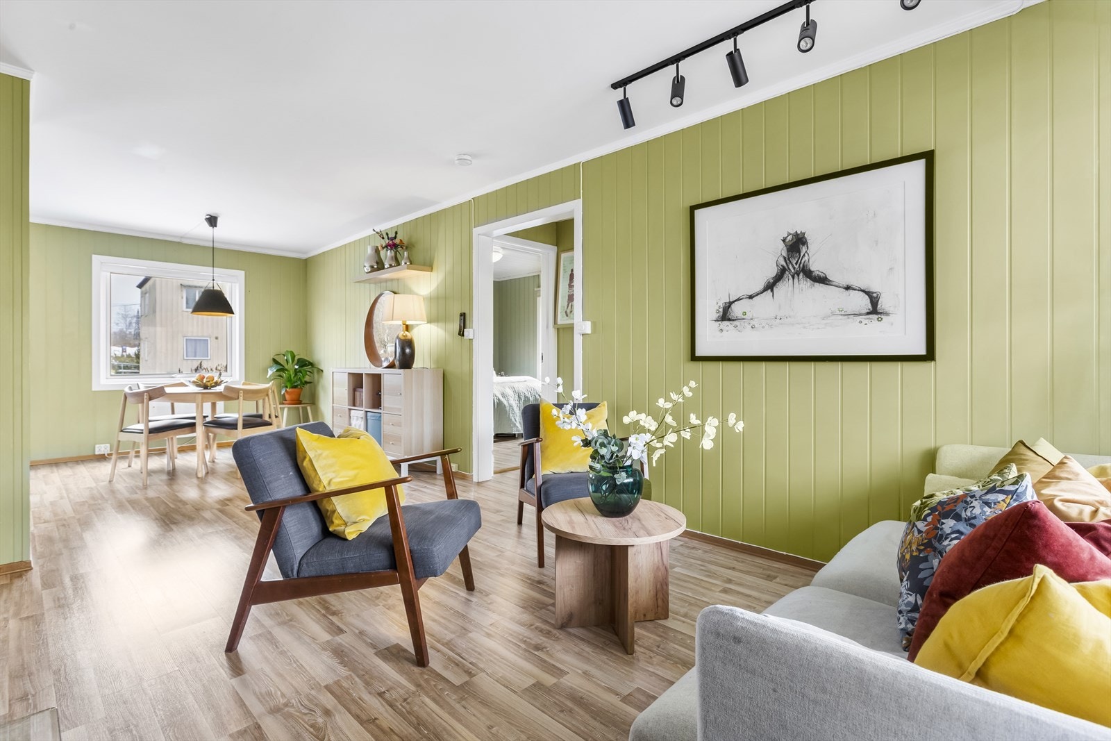 Her er det god plass til både sofagruppe med TV-løsning, godstol og spisebord mot kjøkkenet. Galleribilde
