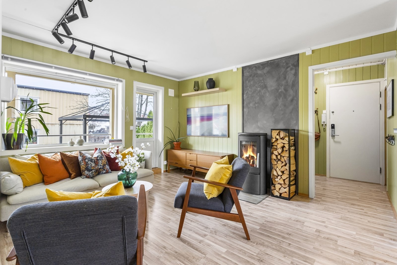 Stuen har en fin og praktisk utforming som legger til rette for gode møbleringsmuligheter. Galleribilde