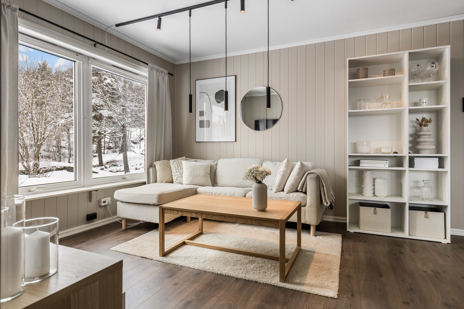 Store vinduflater i stuen gir rikelig med naturlig lys. Galleribilde