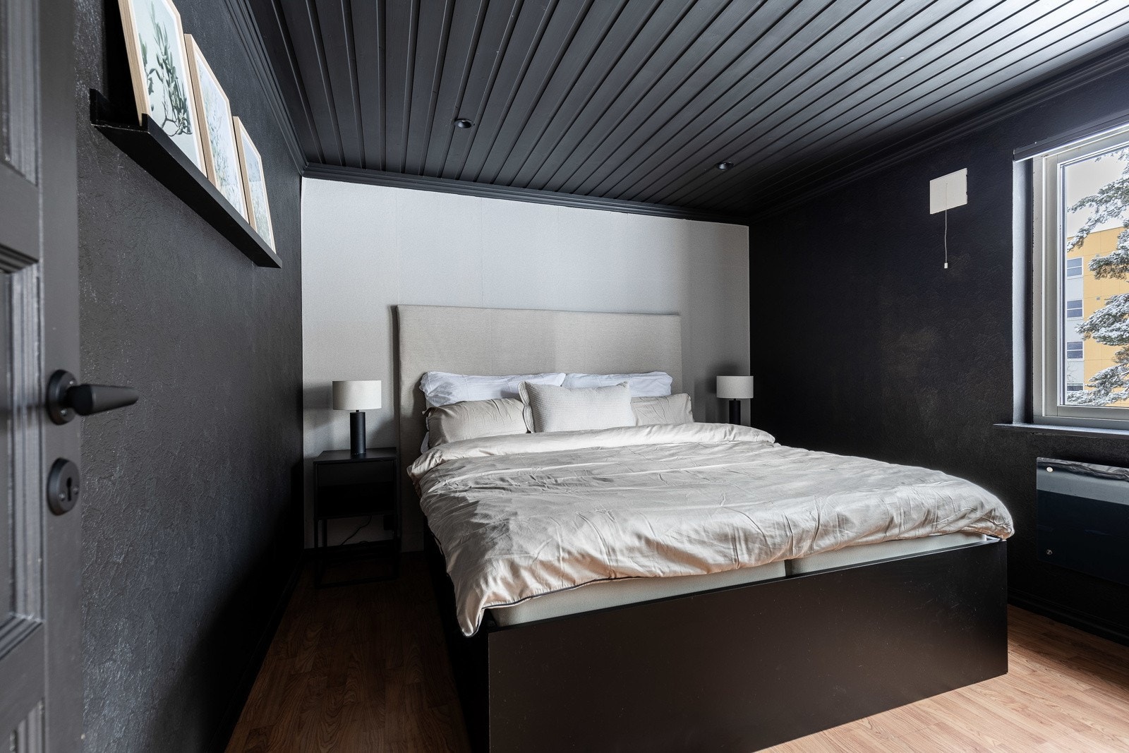 På hovedsoverommet er taket og de fleste veggene holdt i sort, noe som bidrar til en lun og avslappende atmosfære. Galleribilde