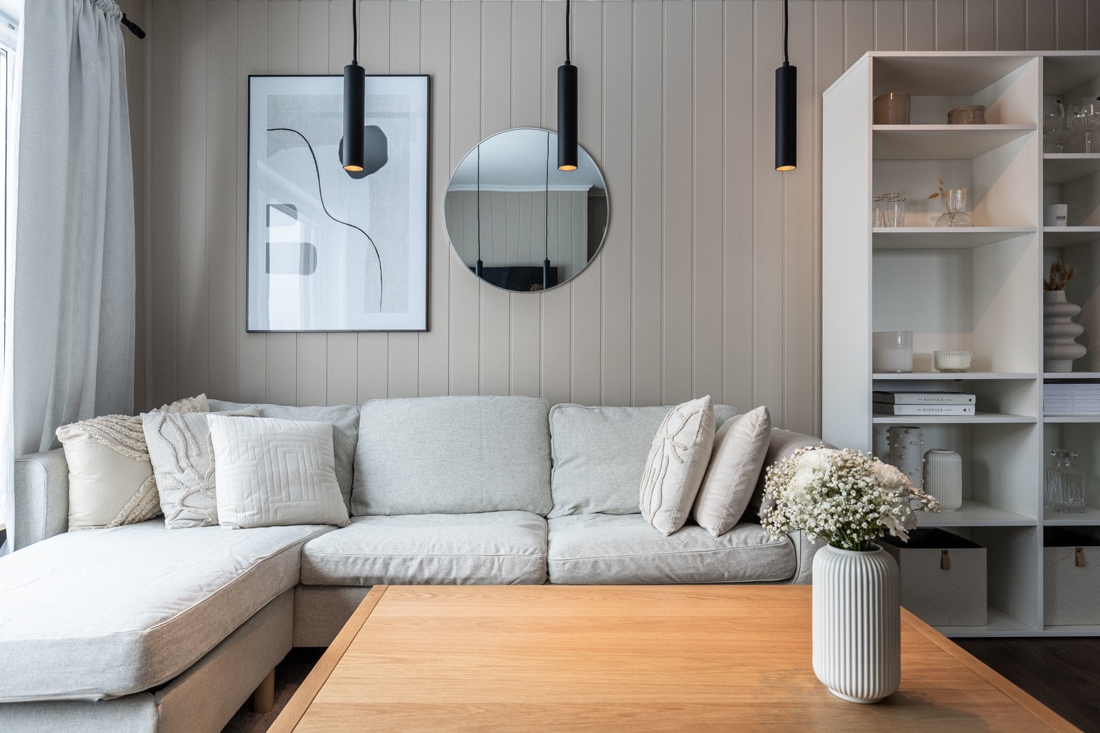 I stuen er det svært gode innrednings muligheter med plass til sofagruppe og tilhørende medie inventar. Galleribilde