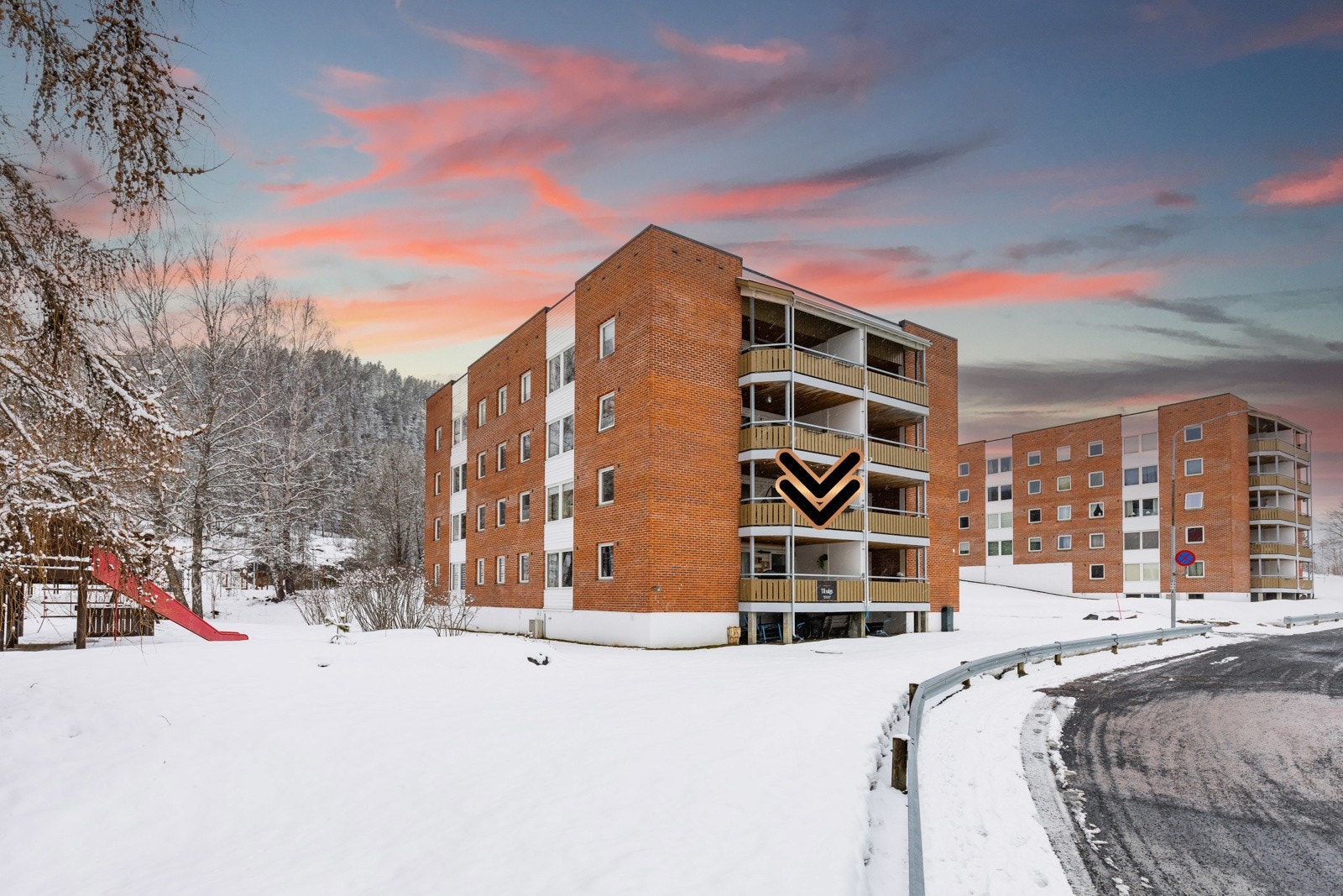 Leiligheten ligger en høy 1. etasje, kun få trappetrinn inn til boligen. Det er også fin avstand fra vei til balkong som skjermer for innsyn. Galleribilde