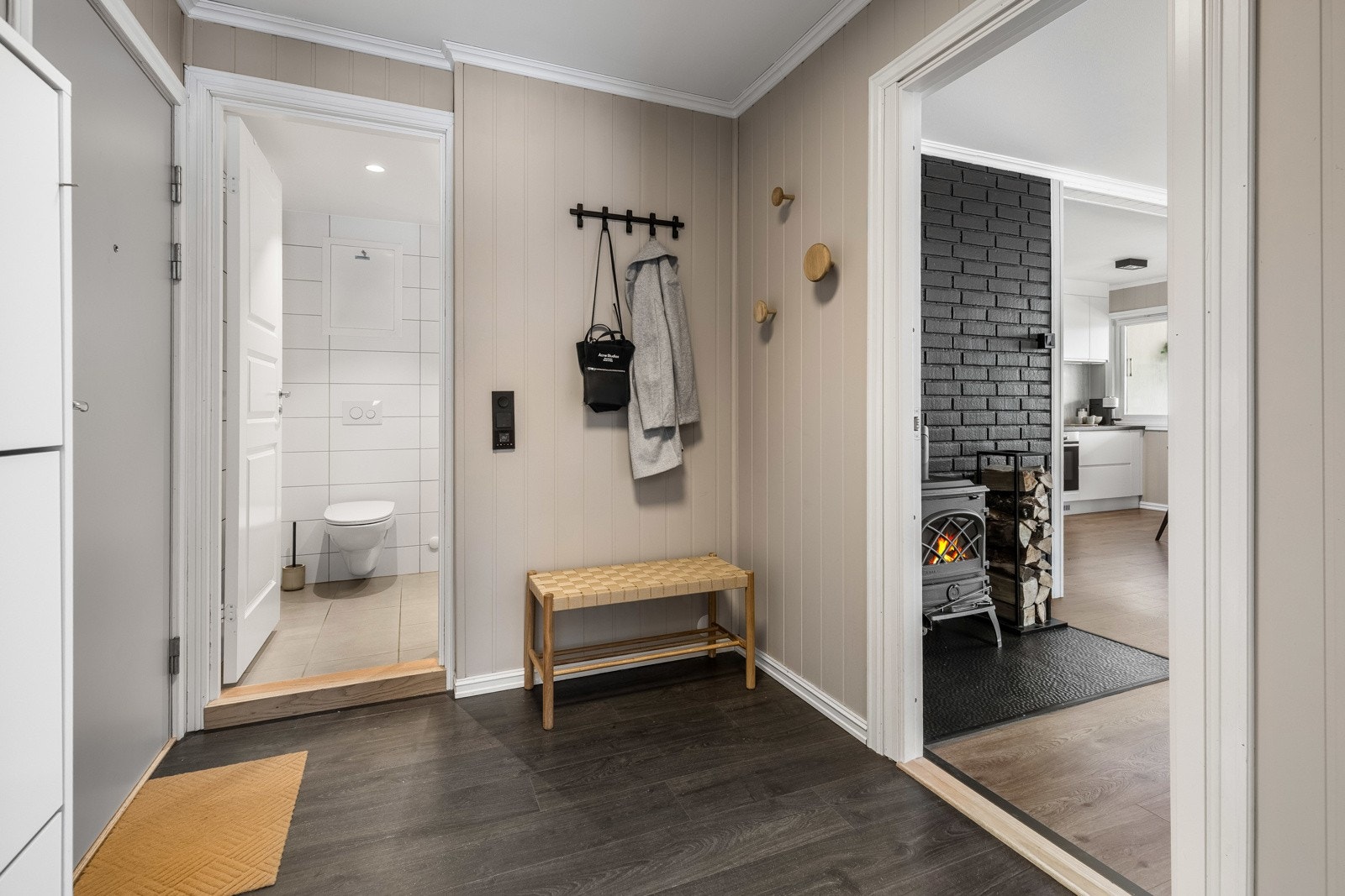 Entreen gir et godt førsteinntrykk med gråmalte panelplater og mørkt 1-stavs laminat på gulvet. Her passer det fint å innrede med knagger og skohyller. Galleribilde
