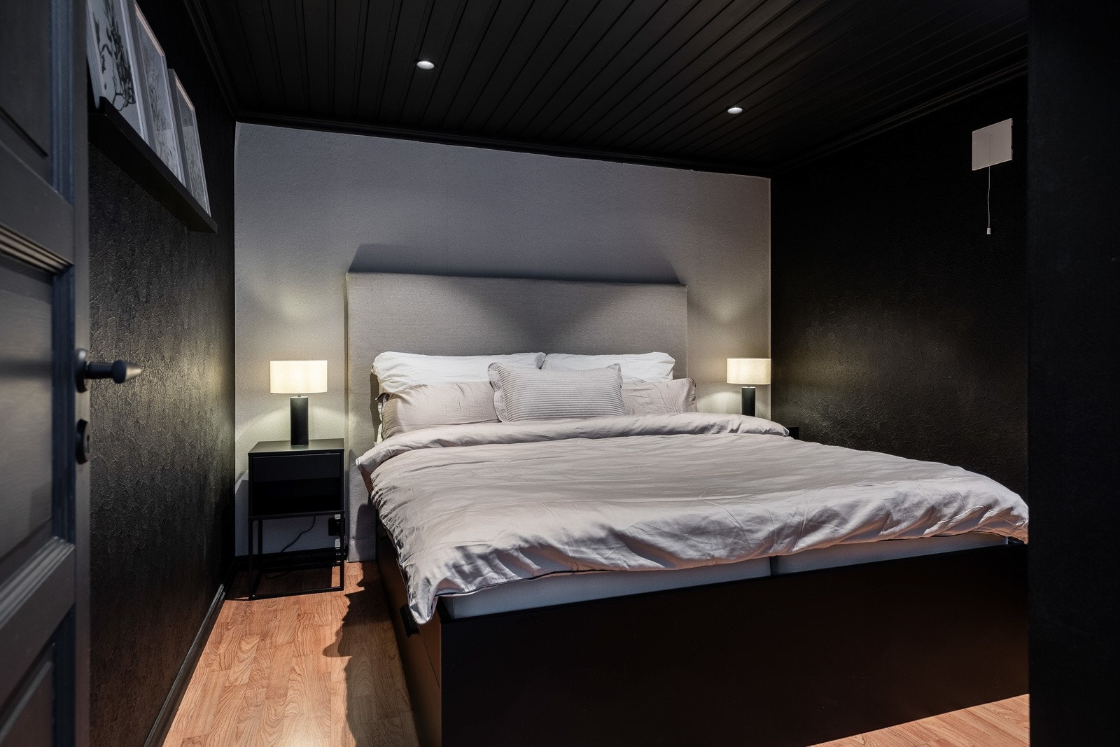 Downlights er installert i taket, og rommet innredes enkelt med dobbeltseng og tilhørende nattbord. Galleribilde