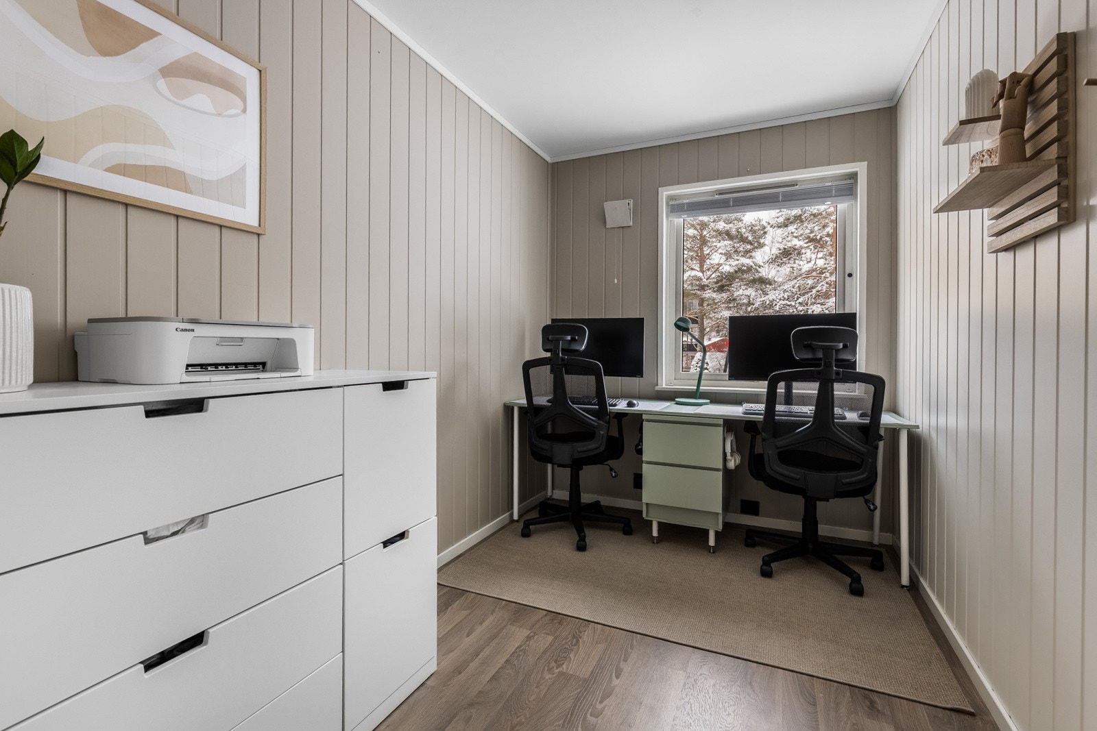 Soverom 2 ligger på andre siden av stuen og er i dag innredet som kontor - men er av god størrelse til et vellfungerende gjesterom eller barnerom. Galleribilde