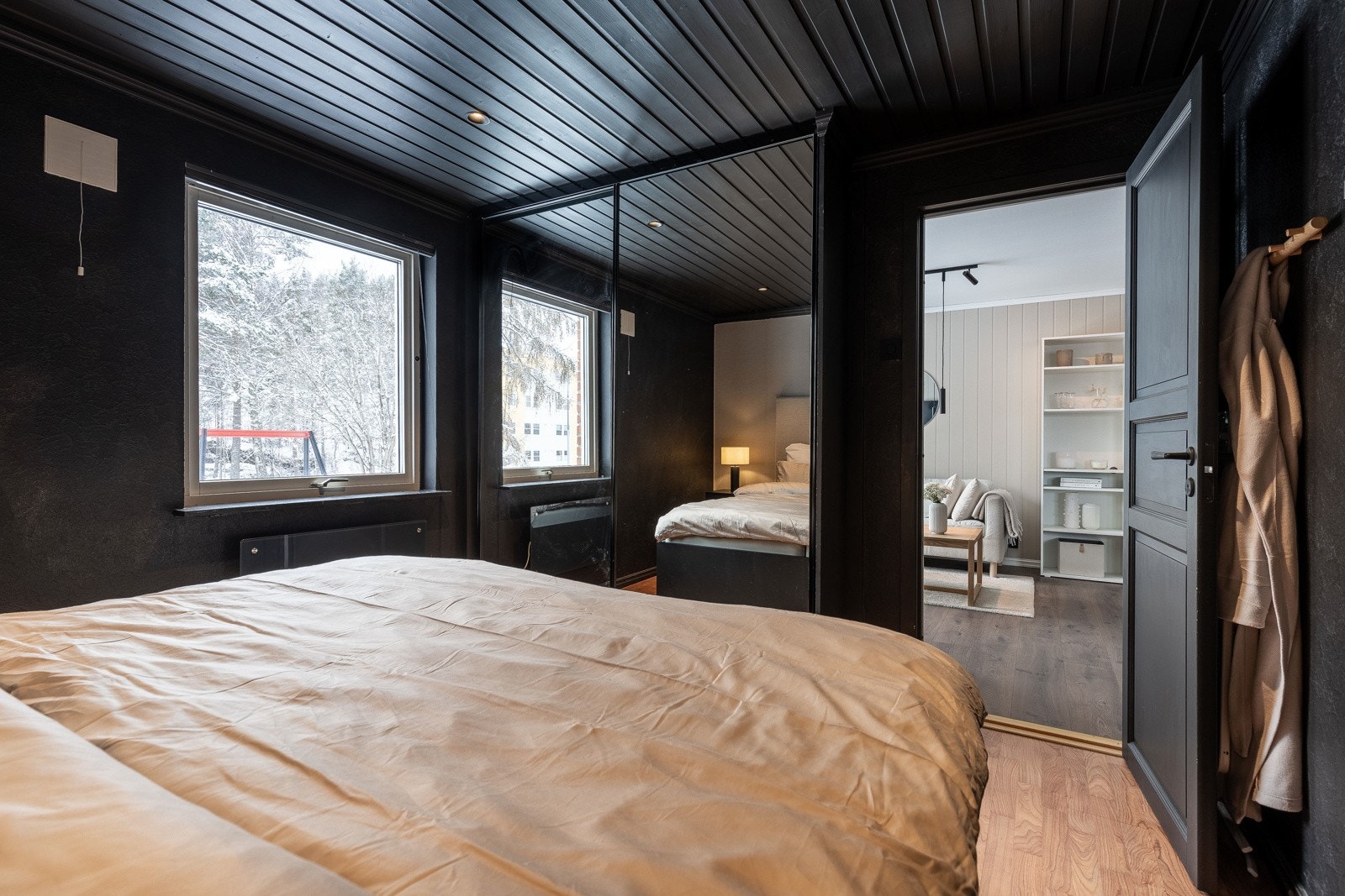 Det er mye oppbevaring i en stor og plassbygd skyvedørsgarderobe med speilfronter. Galleribilde