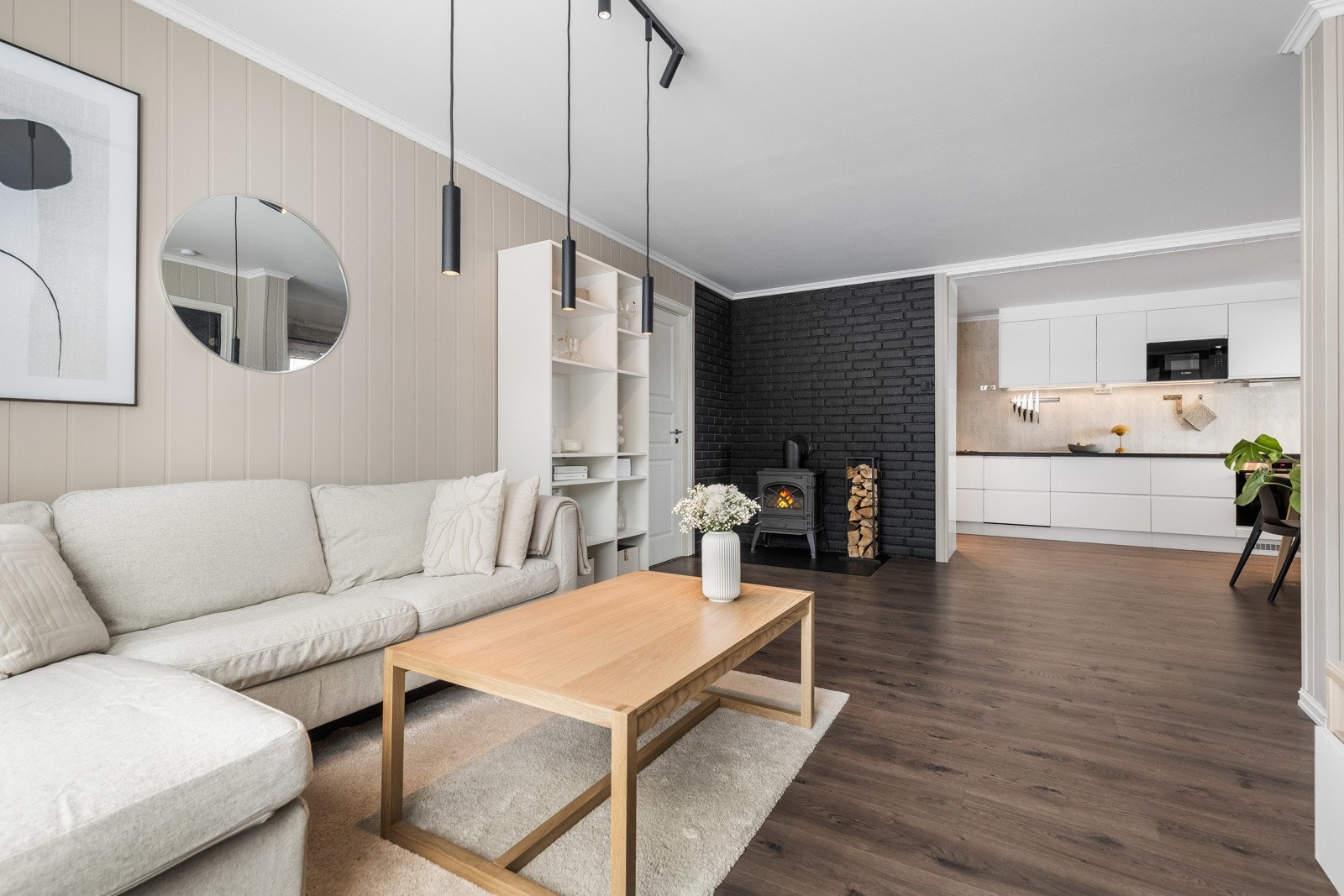 Sammen med kjøkkenet utgjør stuen et åpent og meget romslig allrom, med klart avdelte soner og fint lysinnslipp fra to retninger. Galleribilde