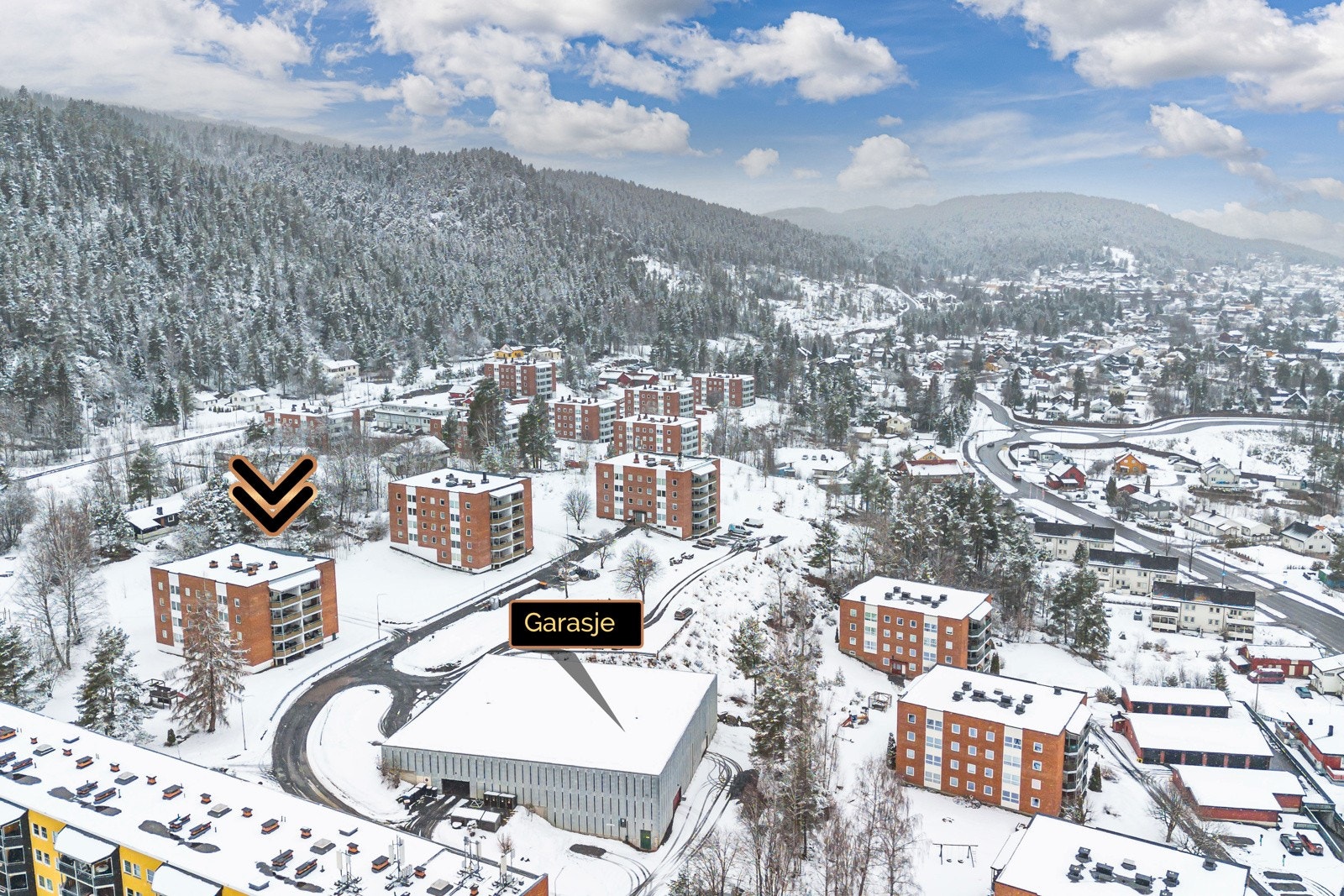 Rett ovenfor ligger garasjeanlegget hvor boligen disponerer en plass med elbil lader. Galleribilde