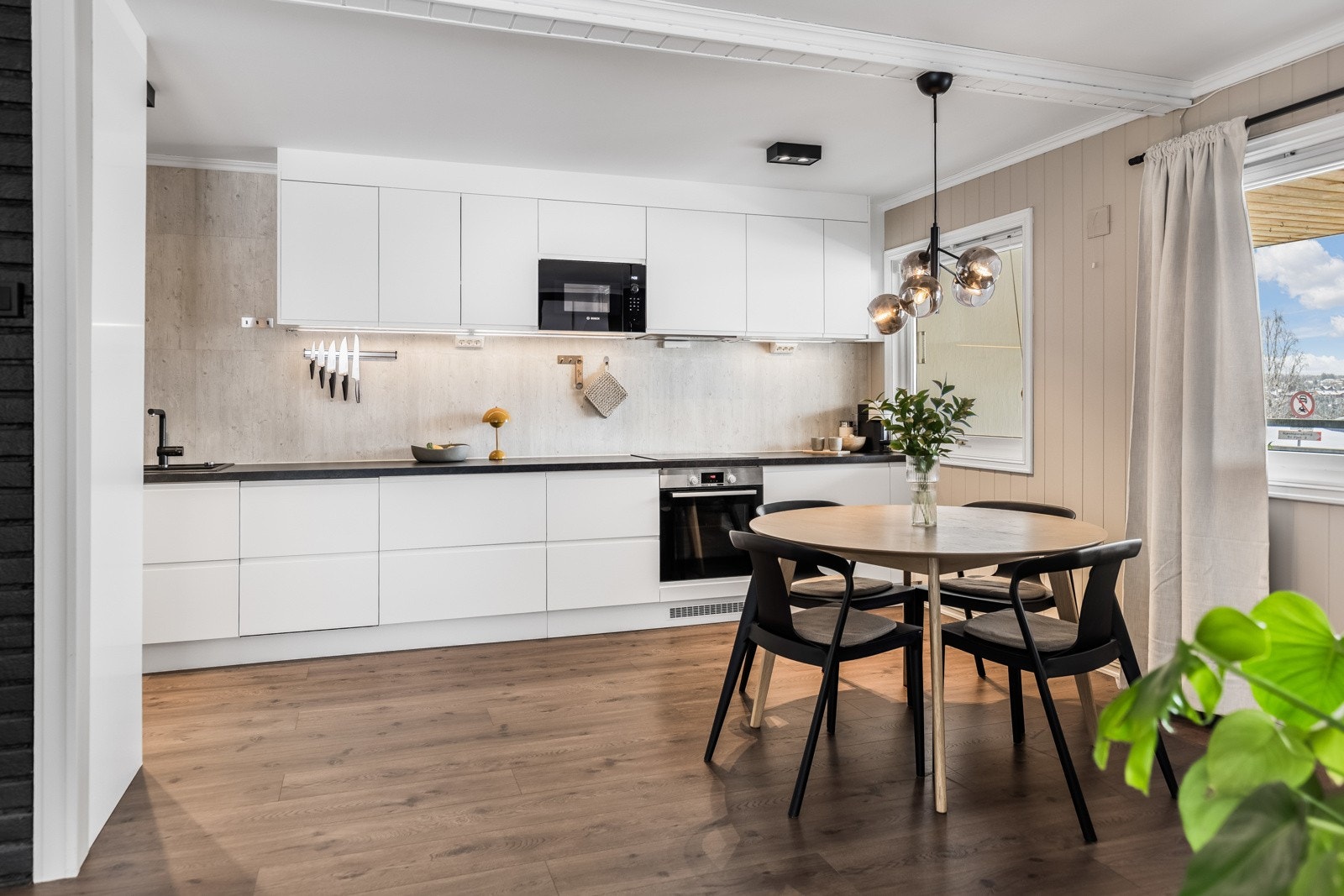 Kjøkkenet er stilrent og moderne, med lekker Epoq-innredning oppført i 2021. Galleribilde