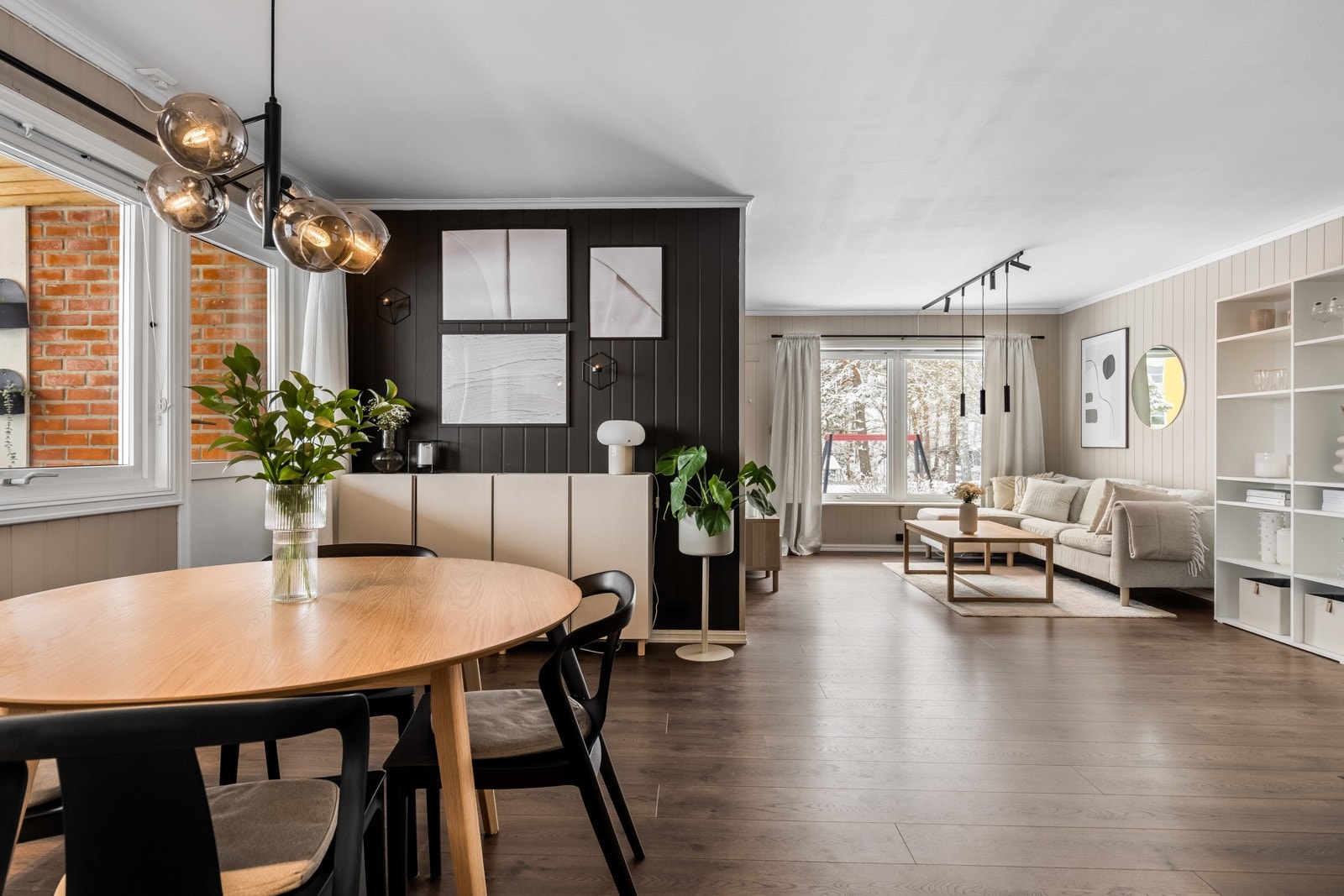 Stuen/spisestuen har en naturlig inndelt i ulike soner og har en sosial og åpen planløsning. Galleribilde