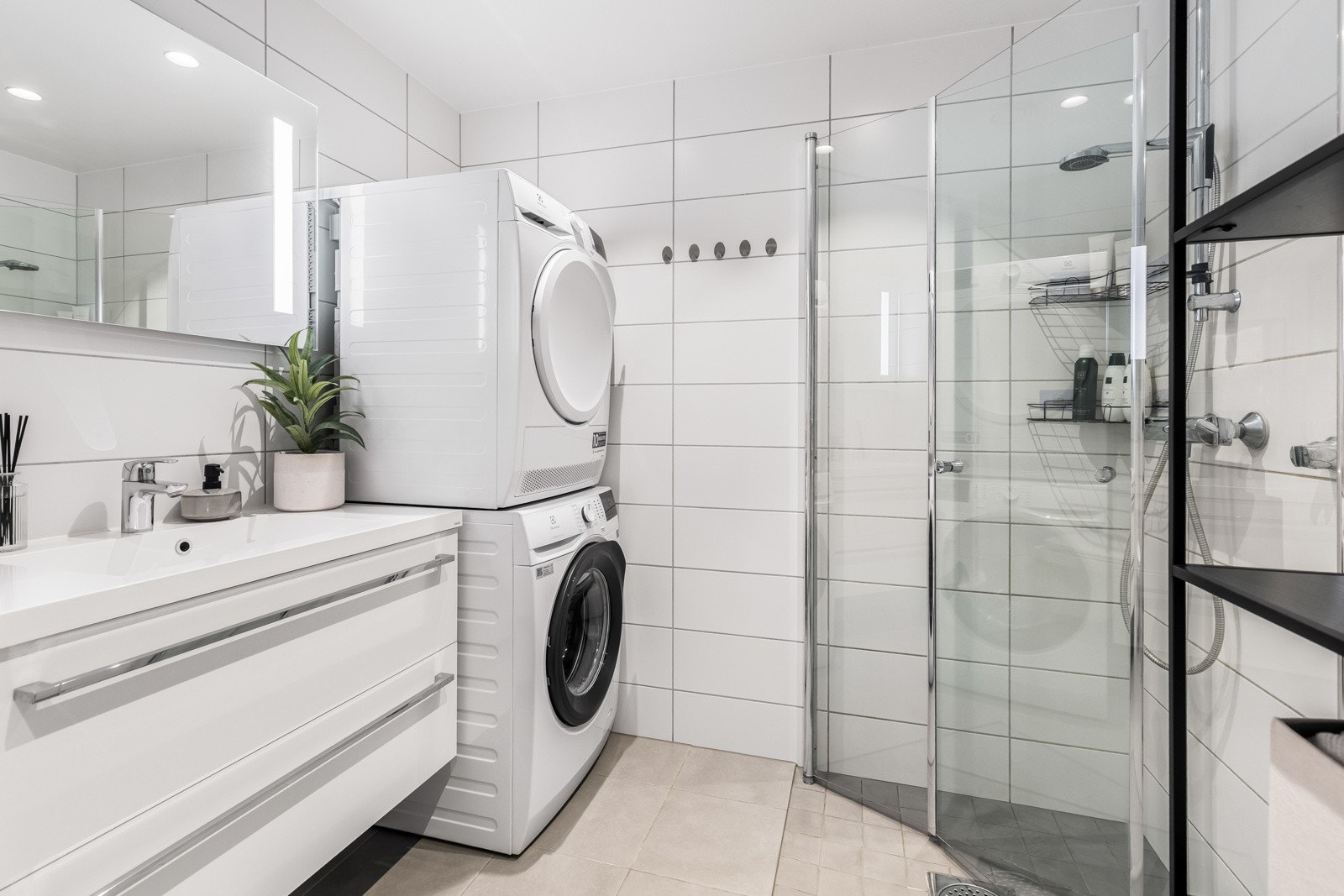 Baderommet ble oppgradert i regi av borettslaget i 2019 med en tidløs standard. Galleribilde