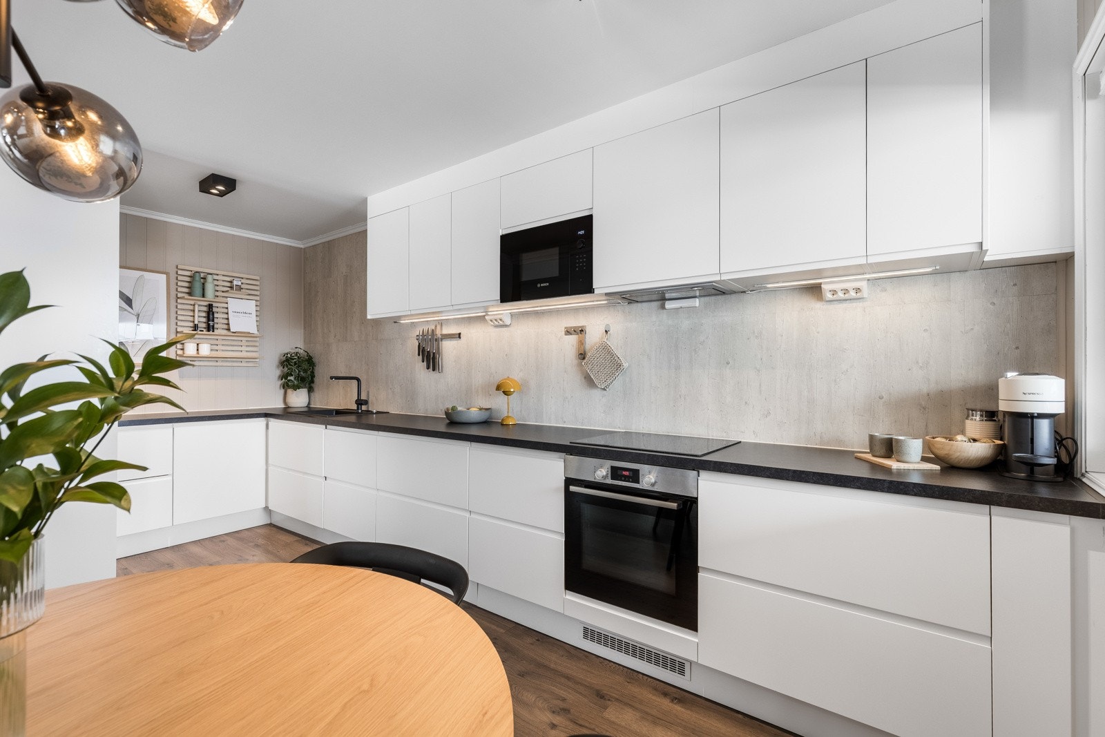 Kjøkkenet byr på rikeling med benke-, skap- og skuffeplass. Galleribilde