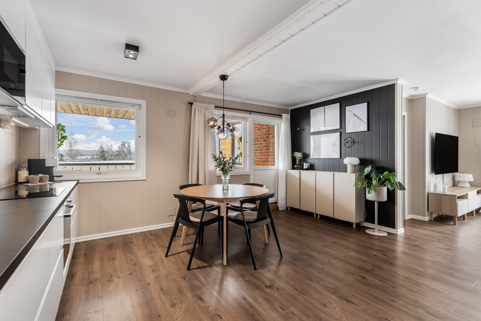 Tilknyttet kjøkkenet er det plass til spisegruppe. Galleribilde