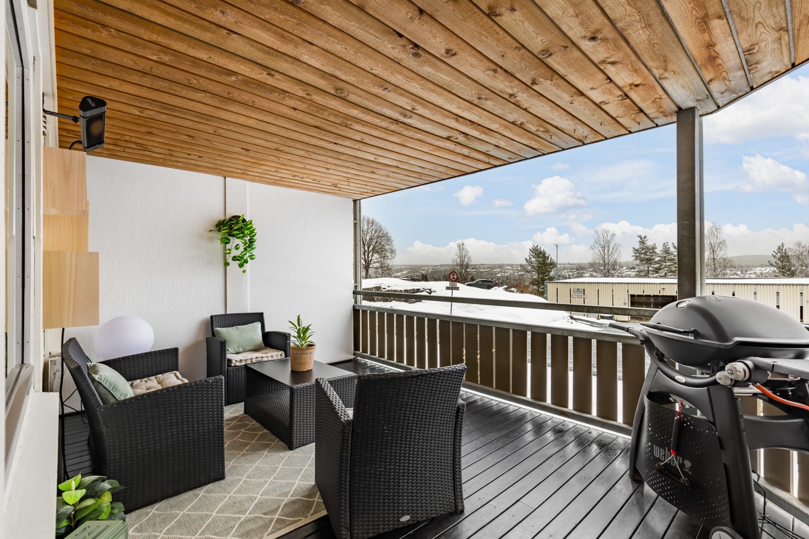 Flott overbygget terrasse/balkong på 14 kvm. Galleribilde