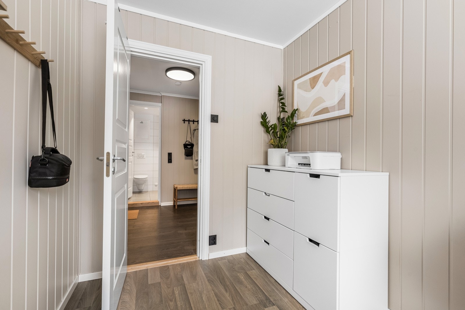 På soverommet får du plass til seng, nattbord og garderobeløsning. Galleribilde