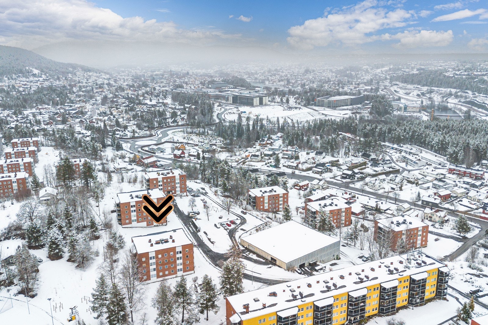 Leiligheten ligger i et veletablert og barnevennlig boligområde på Steglet i Kongsberg kommune. Området har nærhet til marka, skoler, barnehager og offentlig kommunikasjon, samt et rikt utvalg av fasiliteter og servicetilbud. Galleribilde