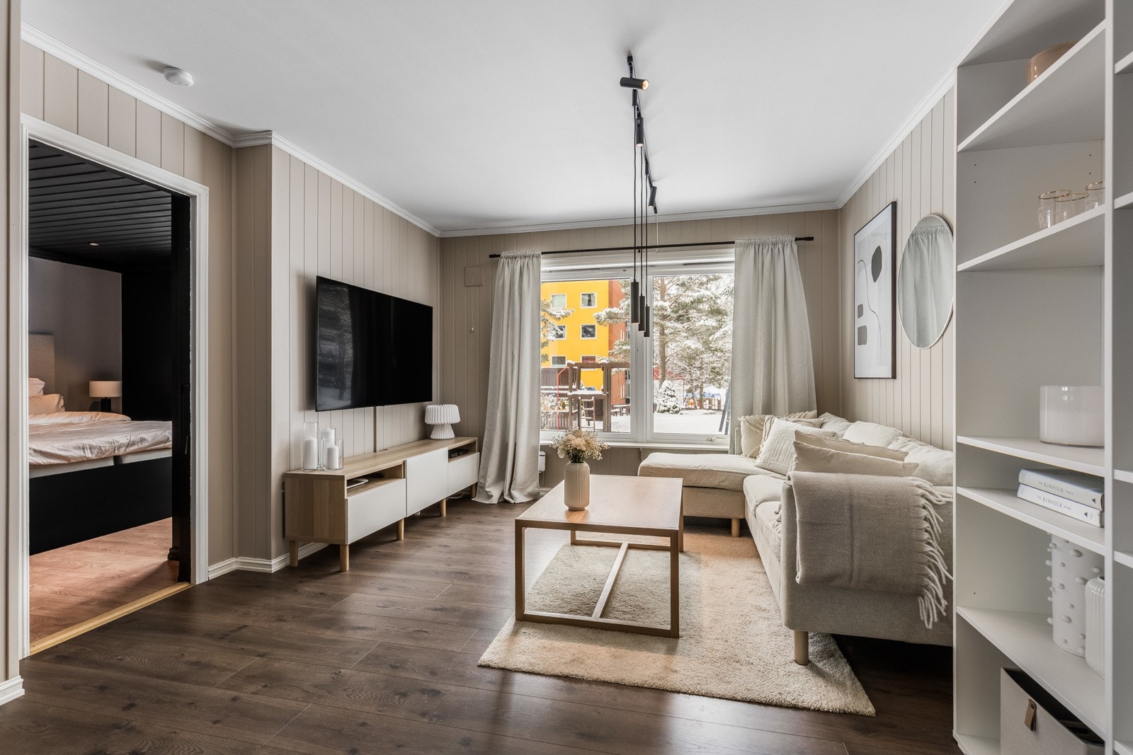 Gode vindusflater i stuen. Galleribilde