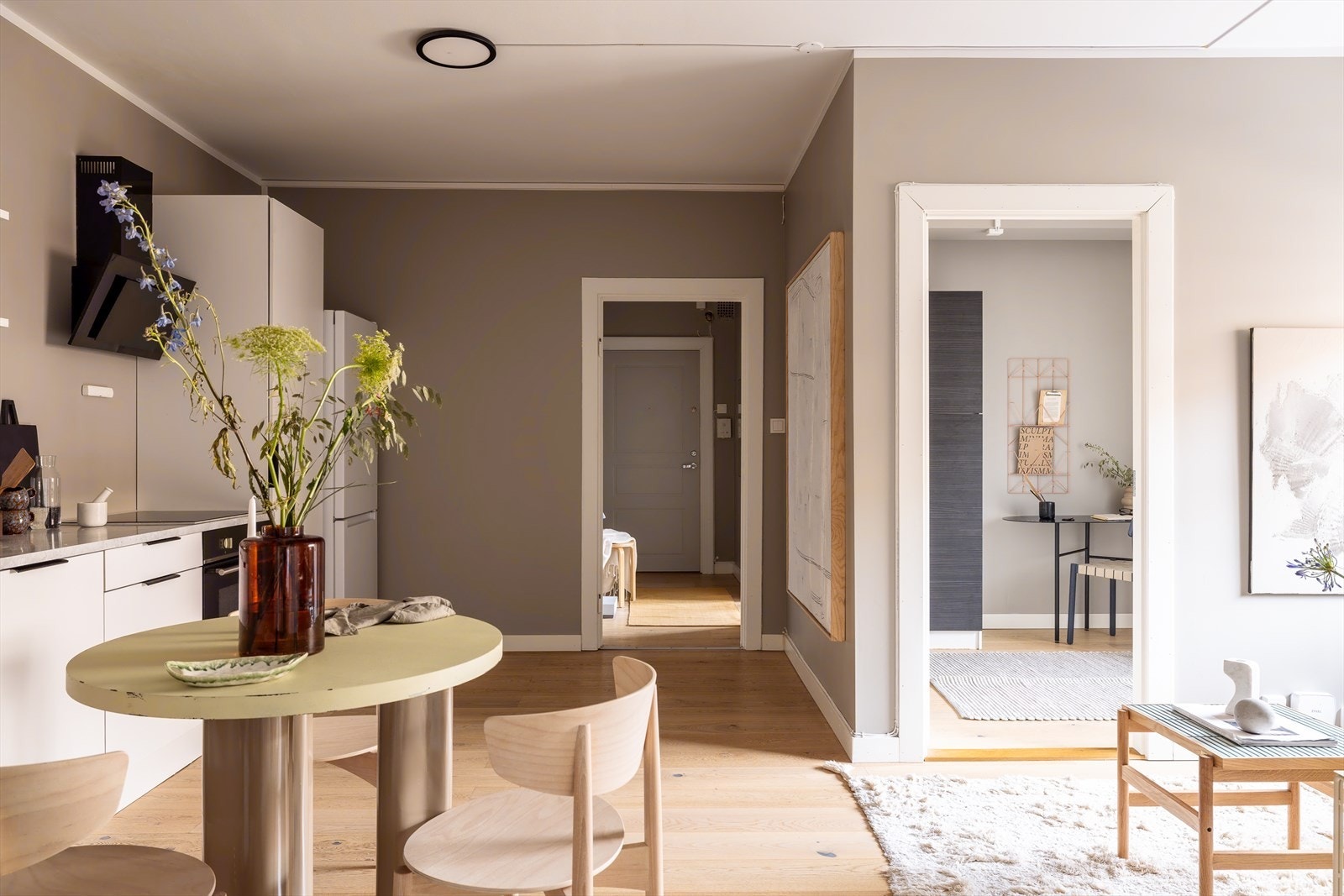 Plass for spisebord - perfekt for å samle venner og familie til et hyggelig måltid! Galleribilde