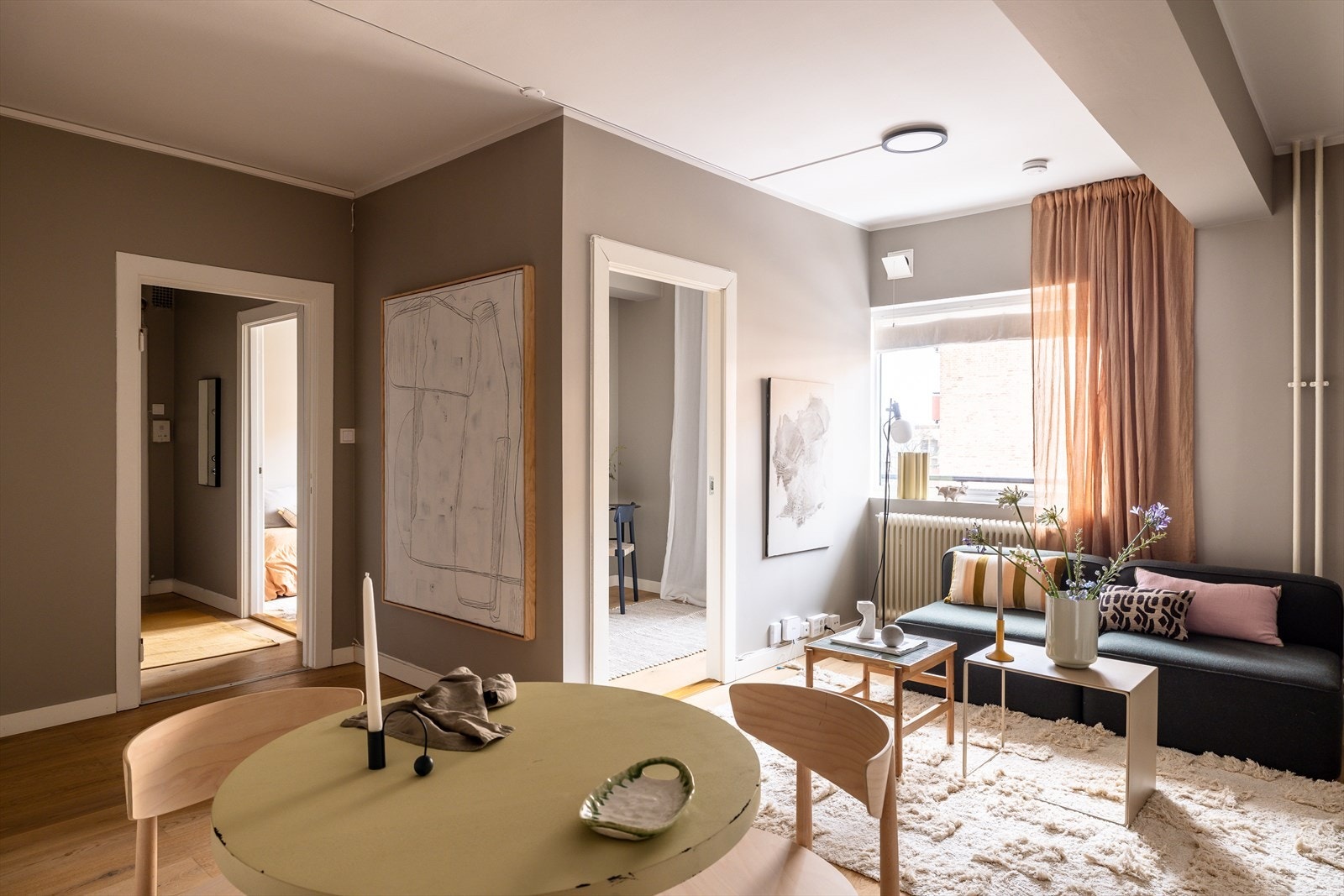 Leiligheten har en innholdsrik og god planløsning med hele tre soverom. Galleribilde