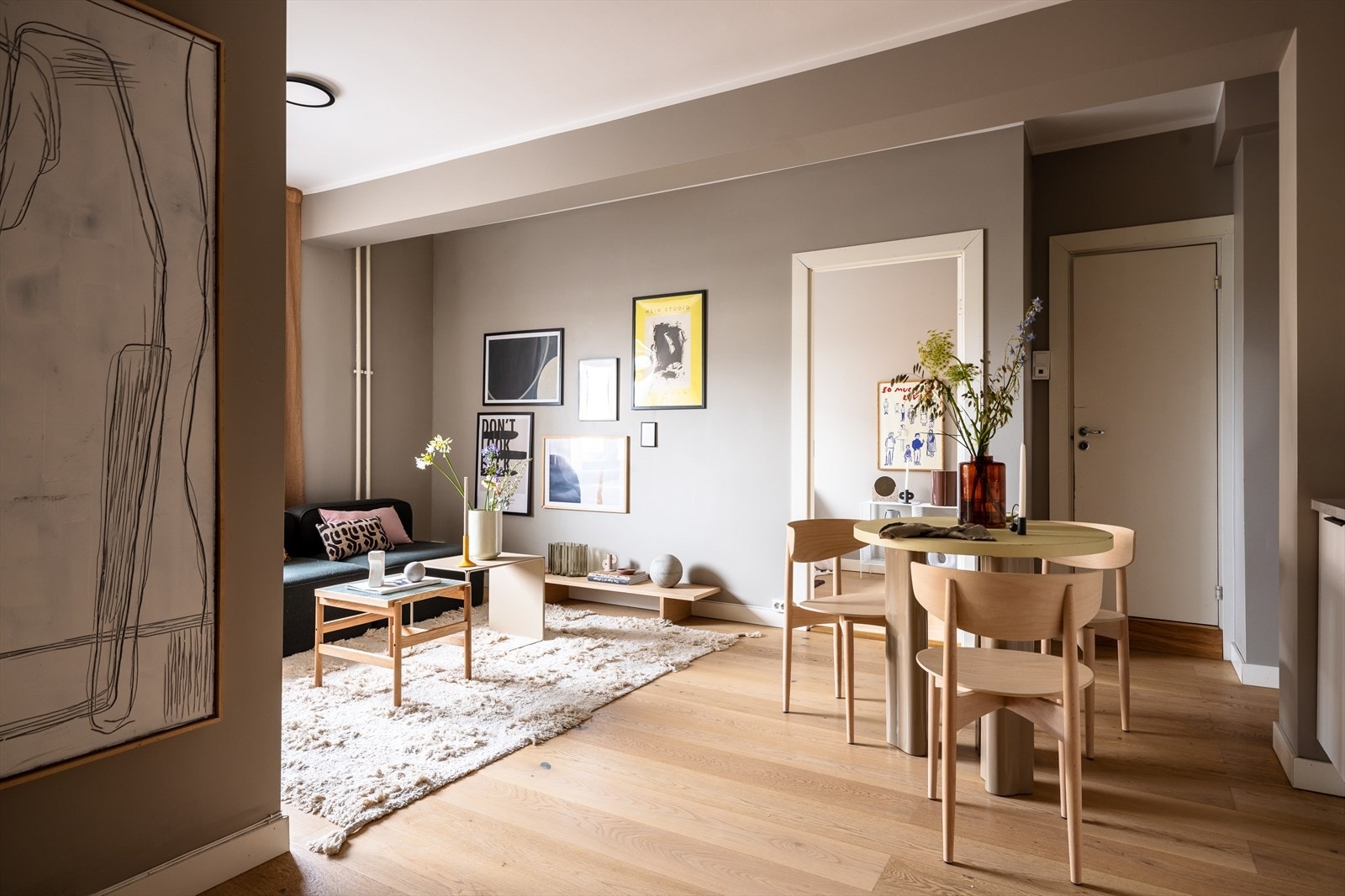 En romslig stue med gode møbleringsmuligheter for sofagruppe, spisebord og annet møblement. Galleribilde