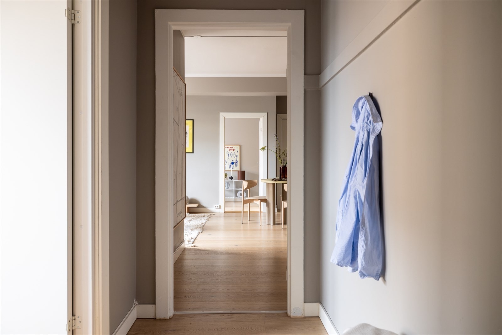 Du blir møtt av en innbydende entré som har plass for oppheng av jakker og oppstilling av sko. Dørcallinganlegg. Galleribilde
