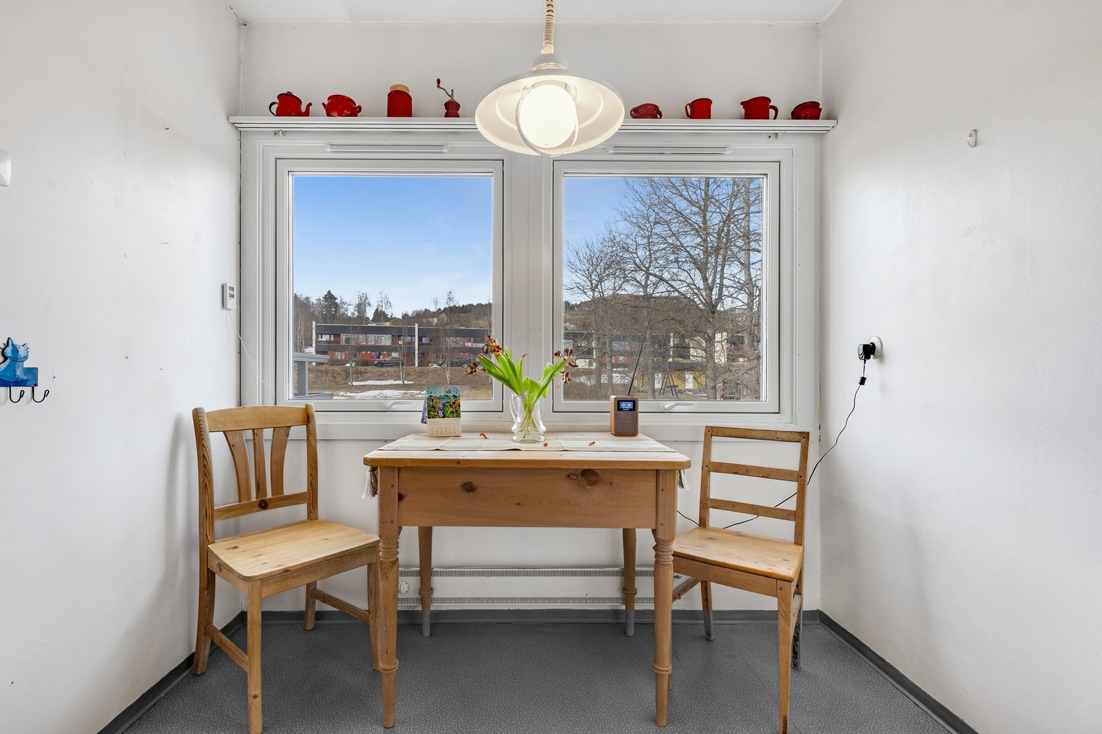 God plass til spisebord ved vinduene. Galleribilde