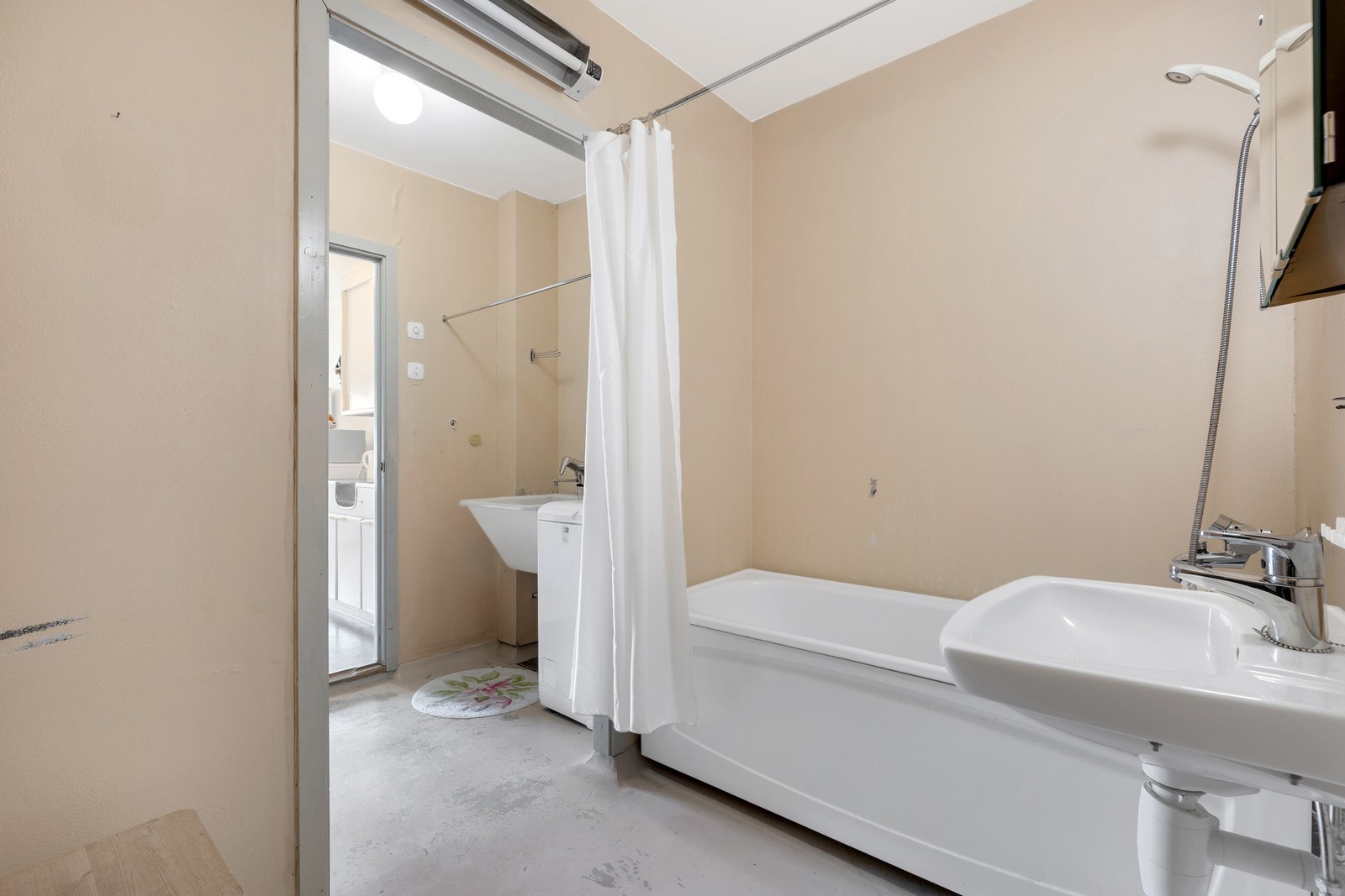 Badet og vaskerommet har et samlet areal på 7,7 kvm. Det er mulig å kle igjen døren inn mot kjøkkenet. Galleribilde