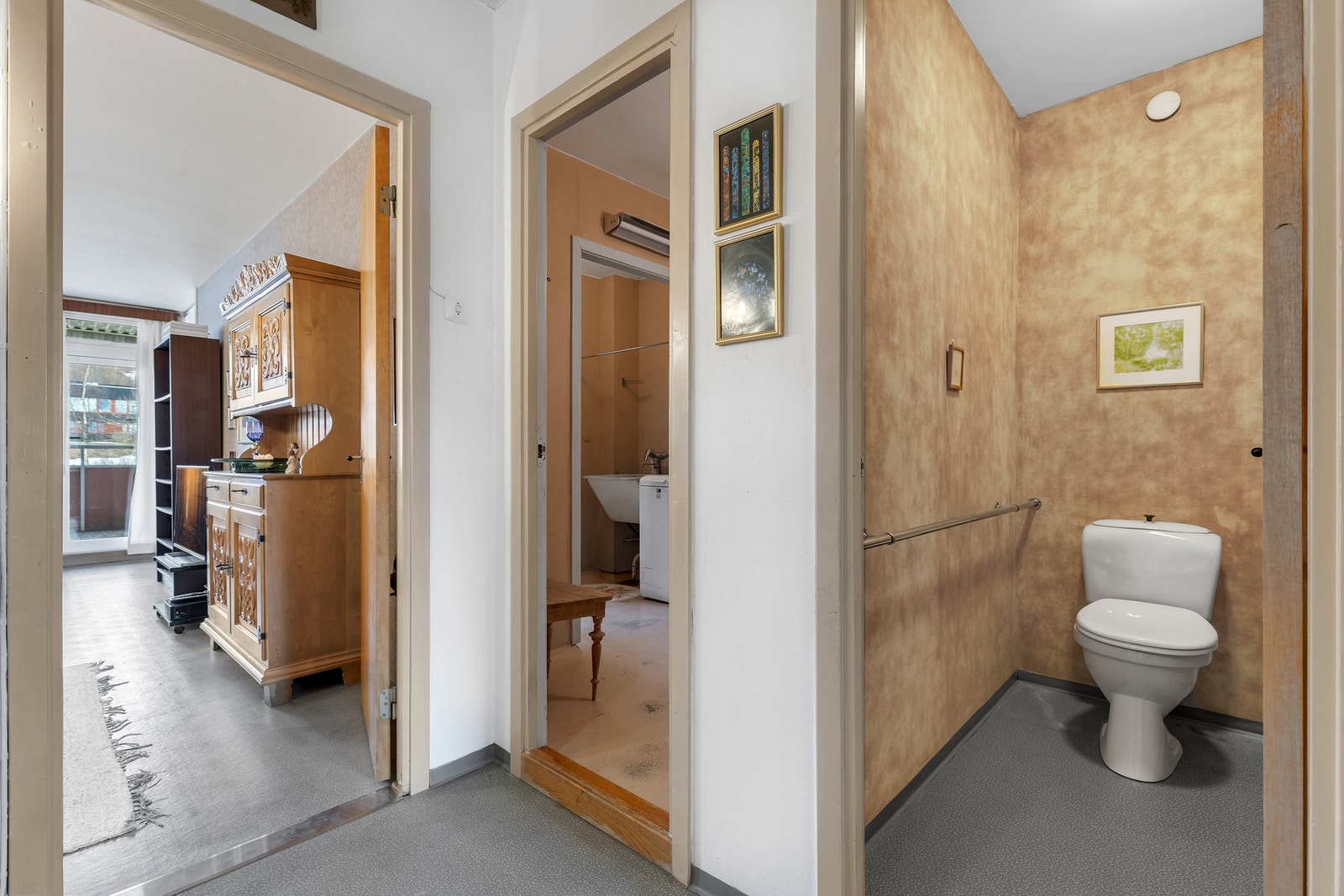 Romslig entré med tilgang på to soverom, toalettrom og bad. Galleribilde